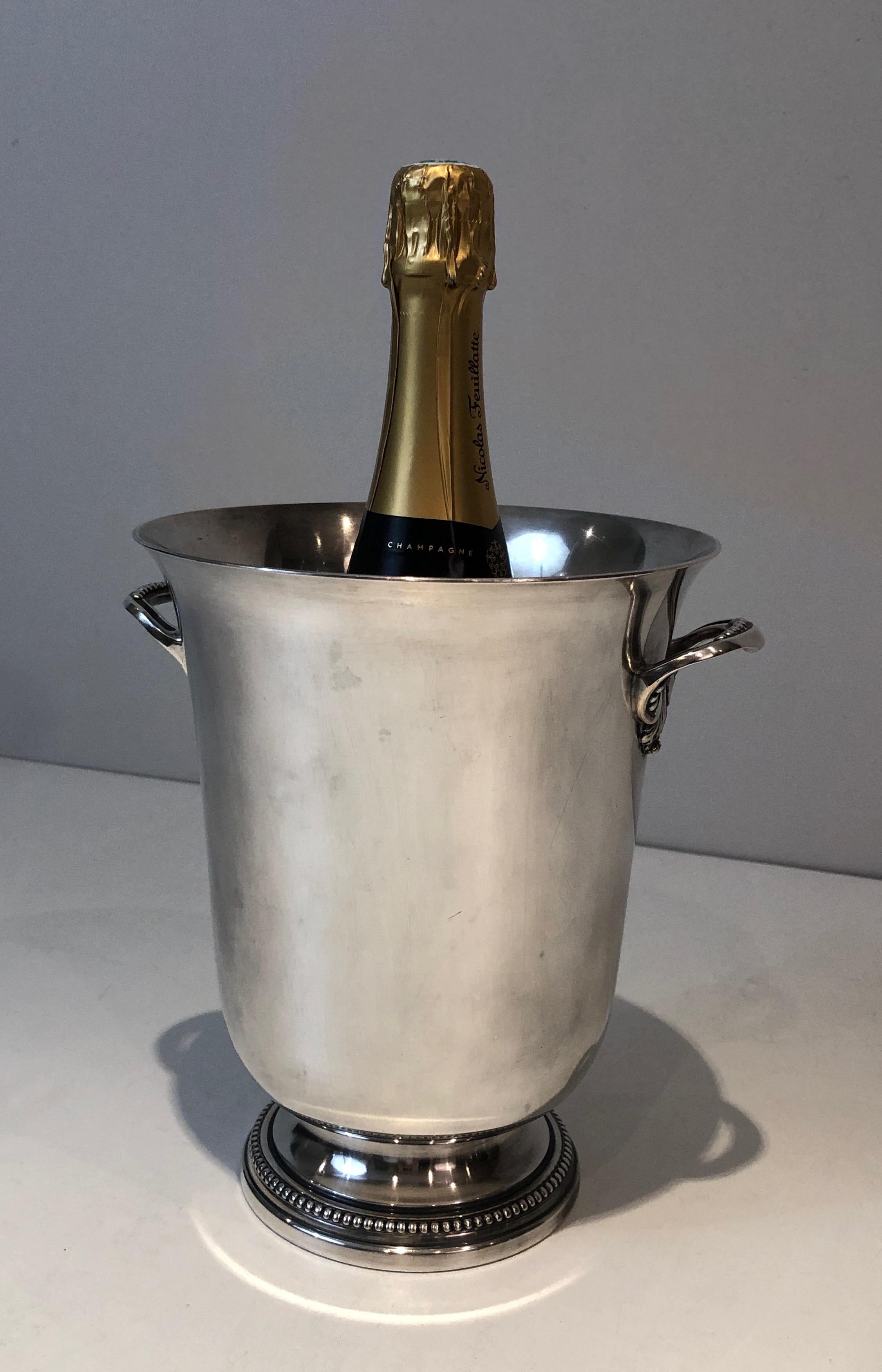 Ce très élégant seau à champagne est en métal argenté. Il s'agit d'une œuvre française, vers 1930.