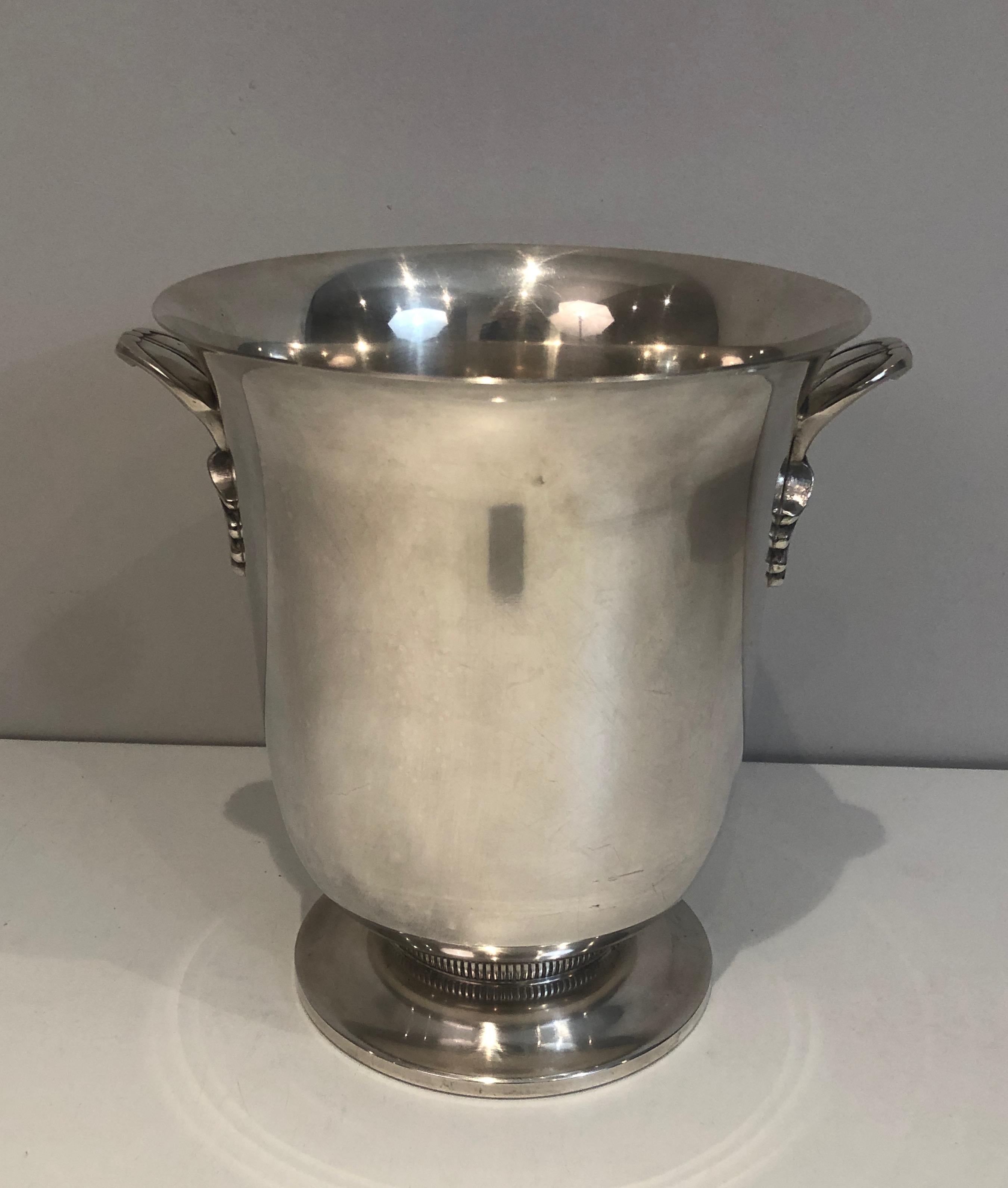 This champagne bucket is made of silver plated. This is a French work, circa 1930.