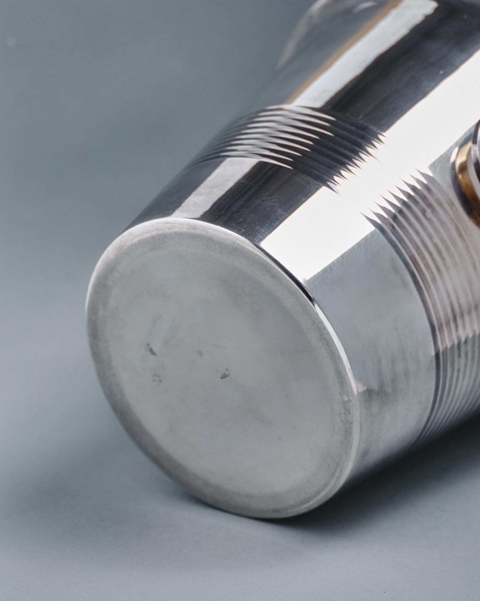 Secchiello per champagne placcato in argento di Saint Médard. Decorazioni in stile Art Decor, strisce orizzontali sul corpo. Dotato di due manici ad anello rimovibili con chiusura geometrica. Marchio di garanzia sotto la base.
