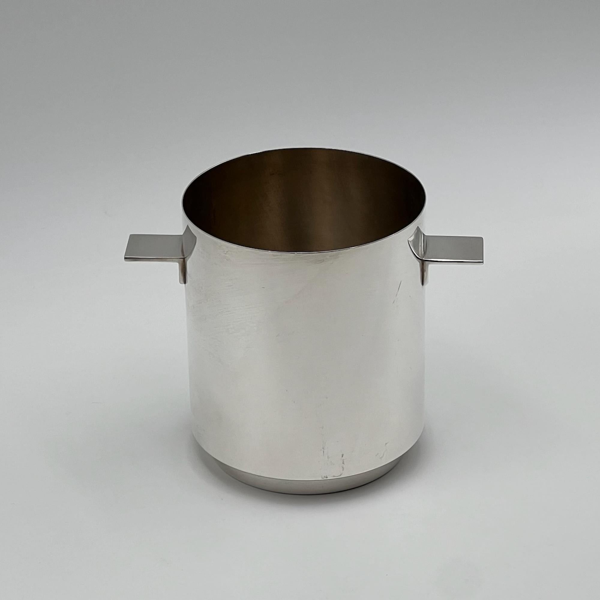 Amazing and highly sought-after champagne bucket or wine cooler designed by the renowned modernist Italian designer Lino Sabattini for world-famous silversmith Christofle Paris.

This rare and highly prized silver plated wine cooler or ice bucket