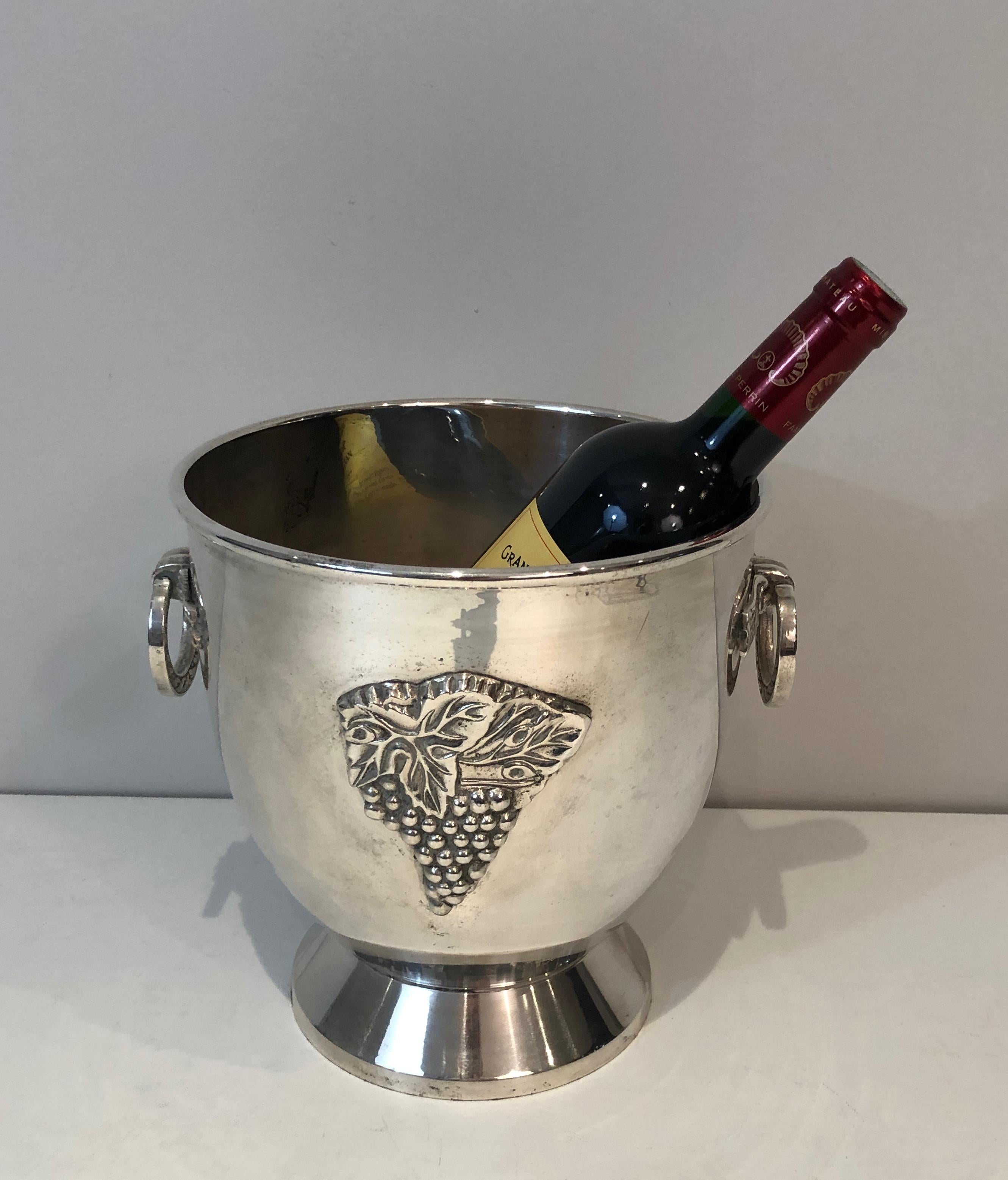 This champagne bucket with grapes decor is made of silver plated. This is a French work, circa 1930.