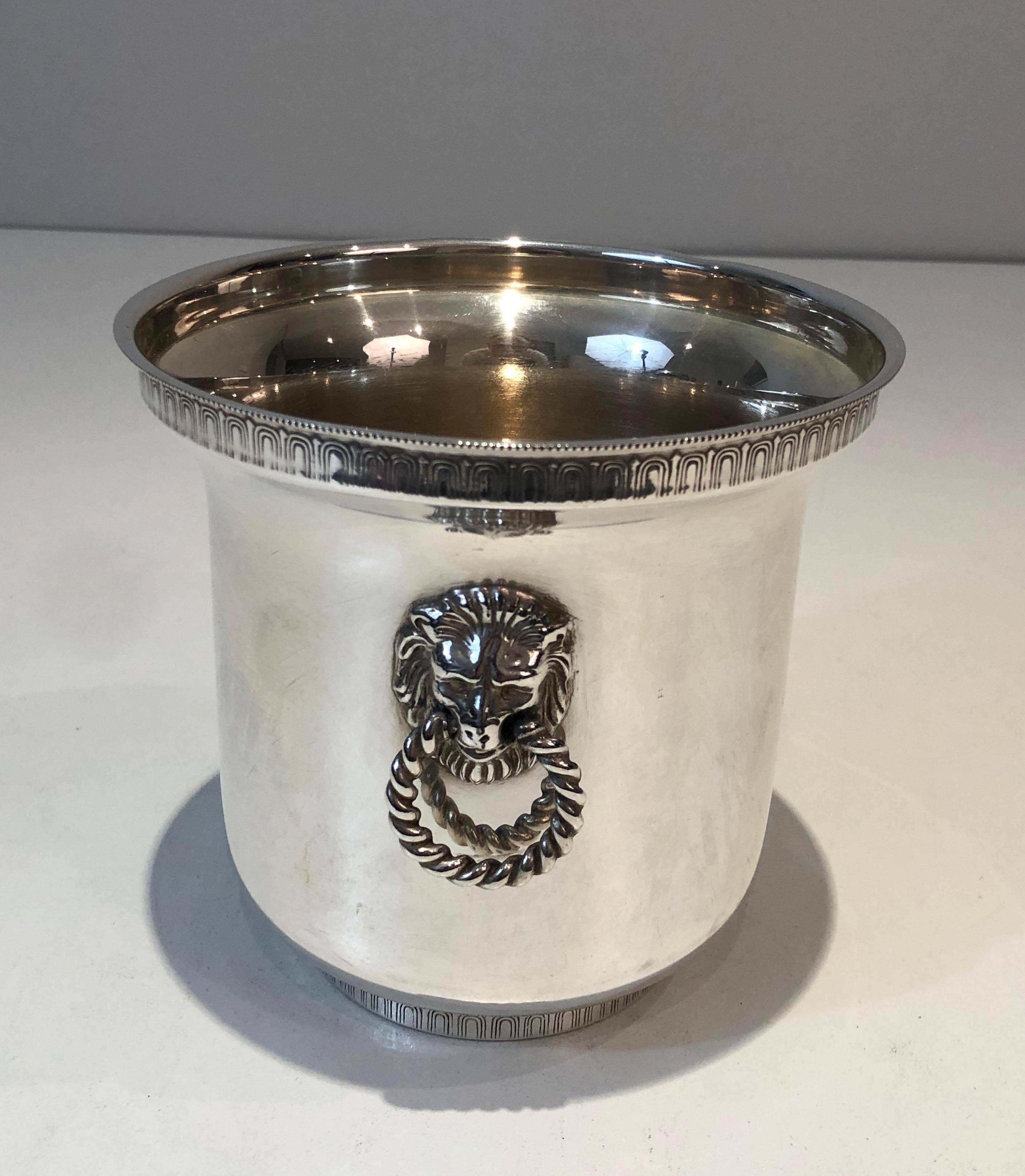 This nice neoclassical style champagne bucket with lion heads handles is made of silver plated. This is a French work, circa 1930.