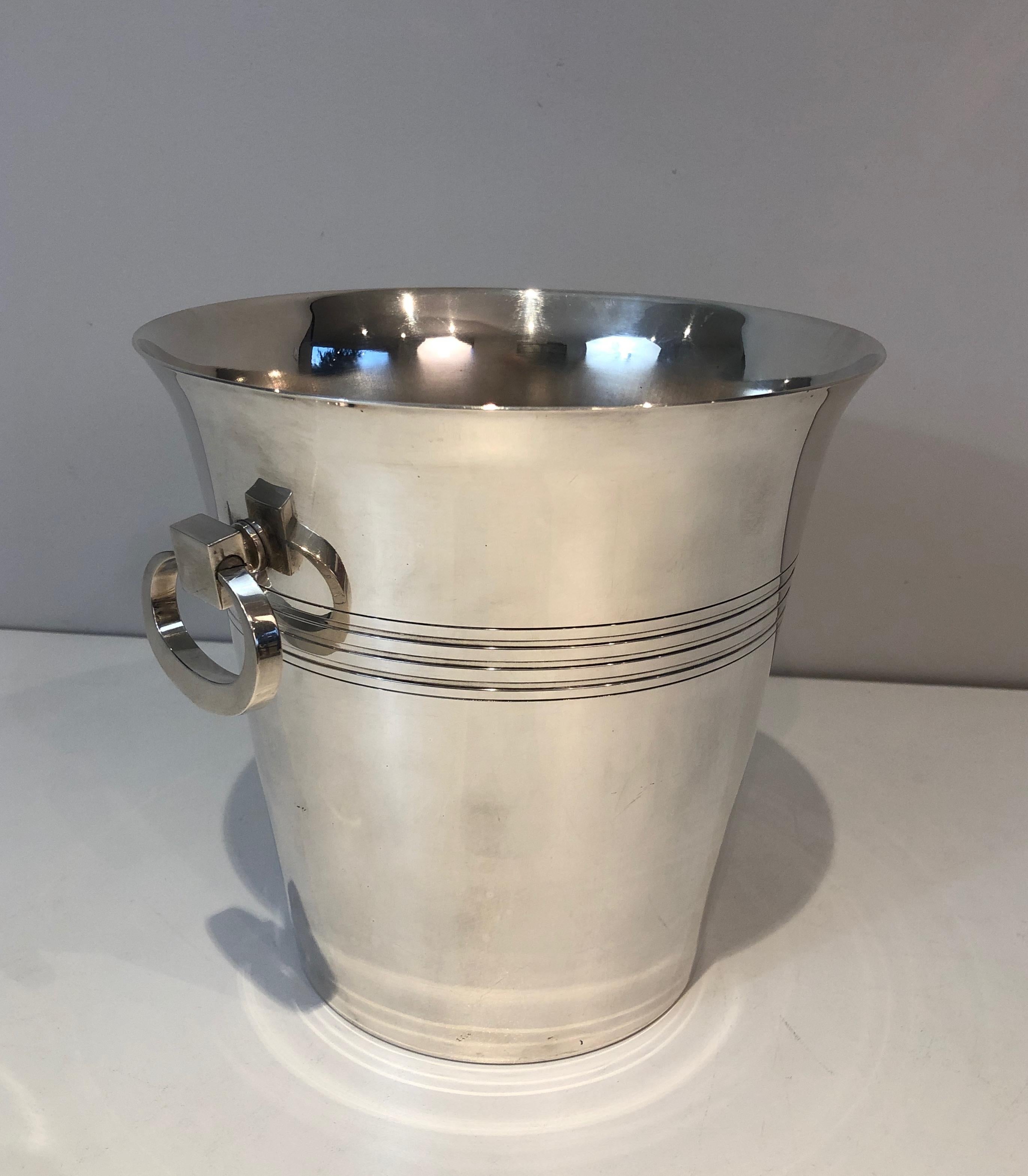 This elegant Art Deco champagne bucket is made of silver plate. This is an English work, marked EPB and numbered, circa 1930.