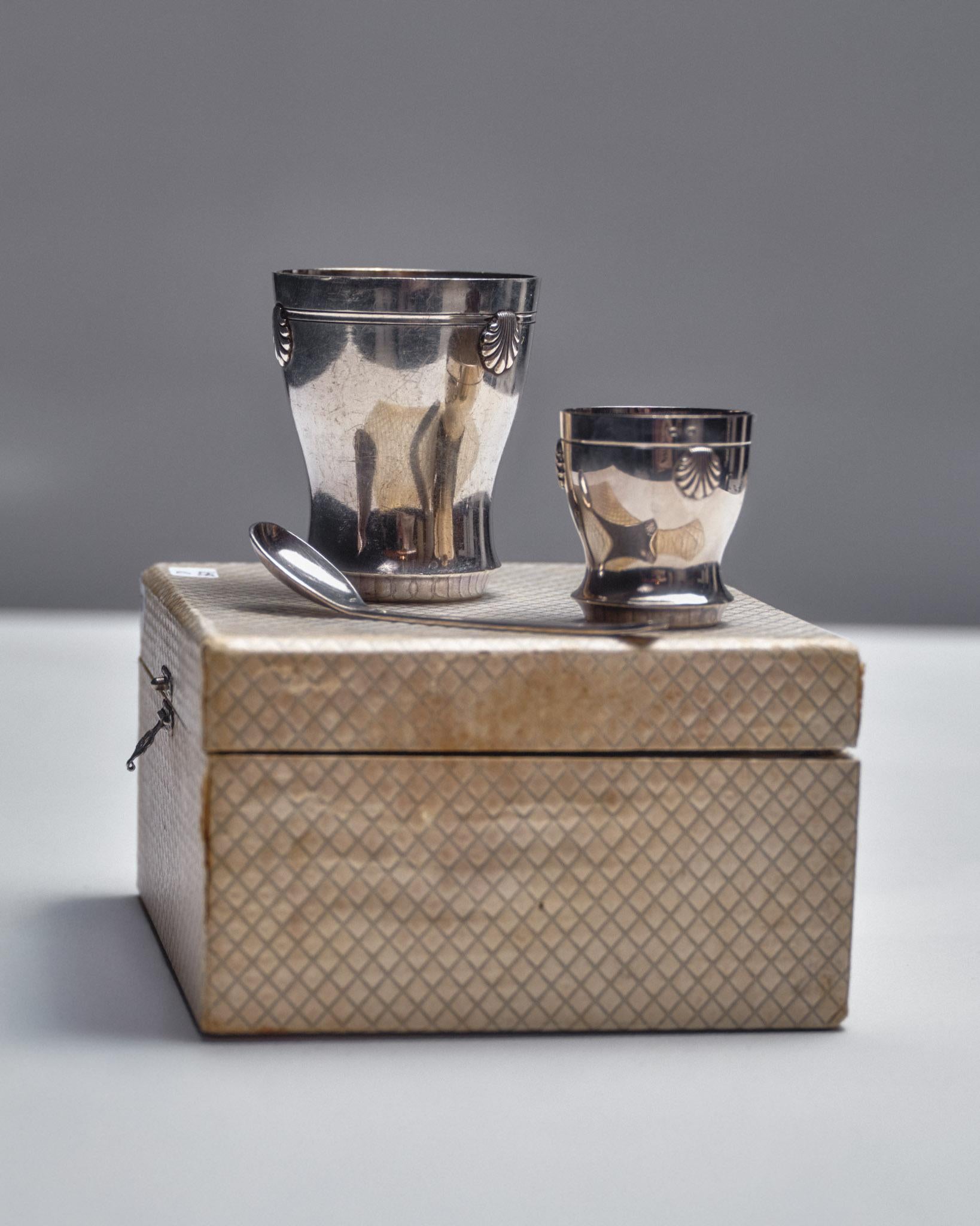 Set de naissance Christofle en argent, poinçonné, comprenant un gobelet, une tasse et une cuillère assortie. Chaque pièce est décorée d'un motif de coquillage et présentée dans son écrin d'origine.
Bon état général, avec une légère patine