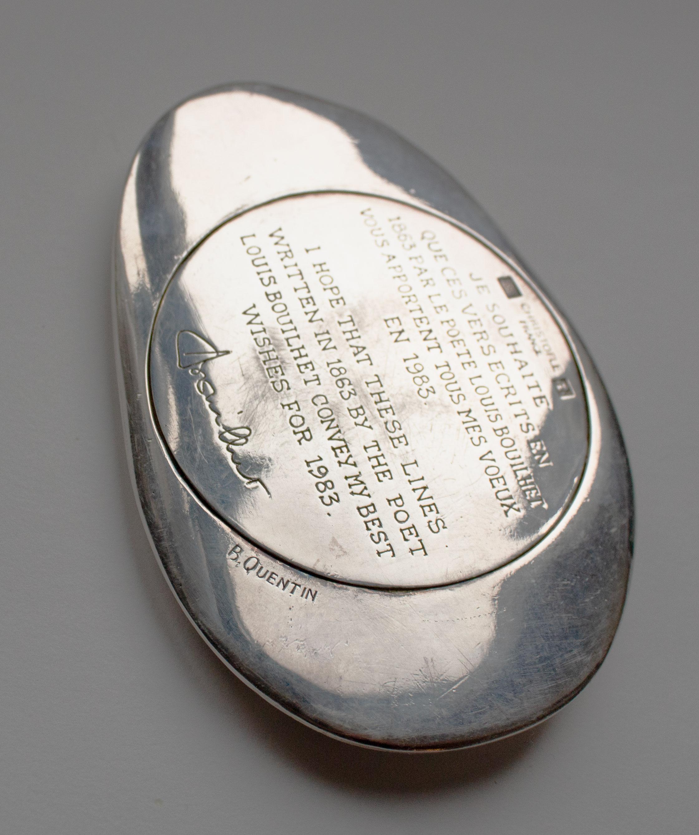 Silver-Plated Christofle Paperweight with Poetic Engraving by B. Quentin (Ende des 20. Jahrhunderts) im Angebot