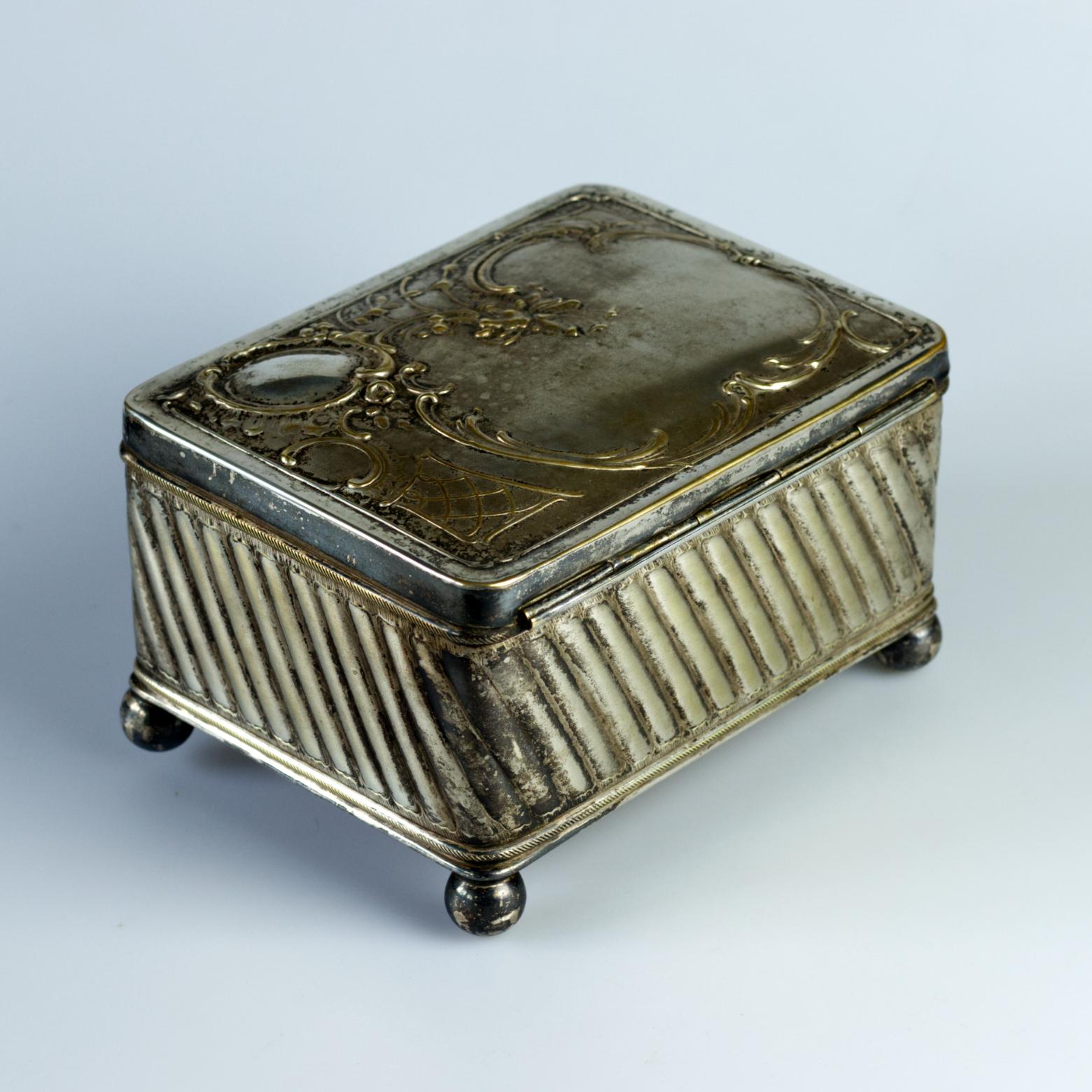 Argentato Scatola per sigarette o sigari Humidot placcata in argento con ripieno di cedro del 1900 circa in vendita