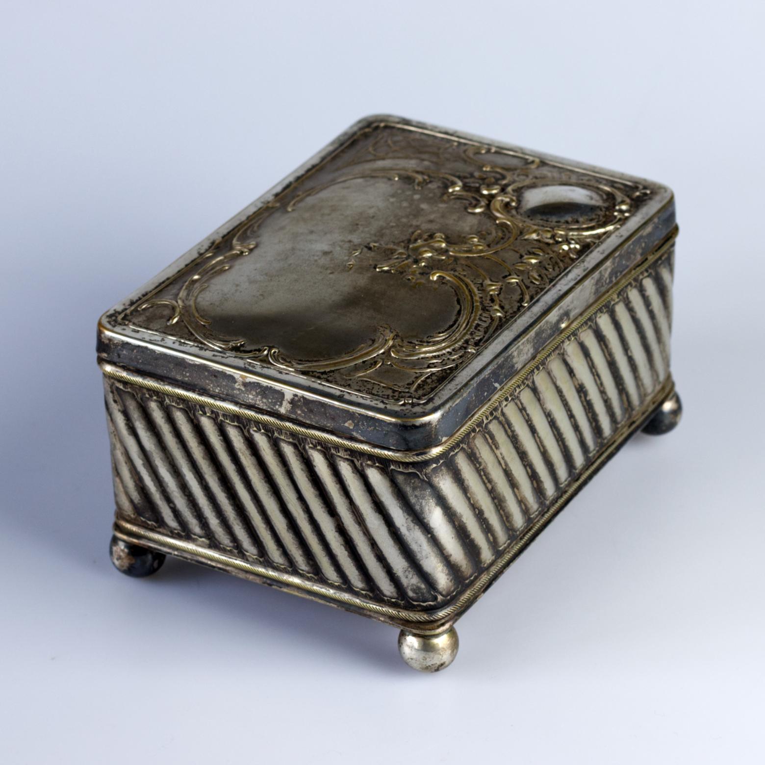 XIX secolo Scatola per sigarette o sigari Humidot placcata in argento con ripieno di cedro del 1900 circa in vendita