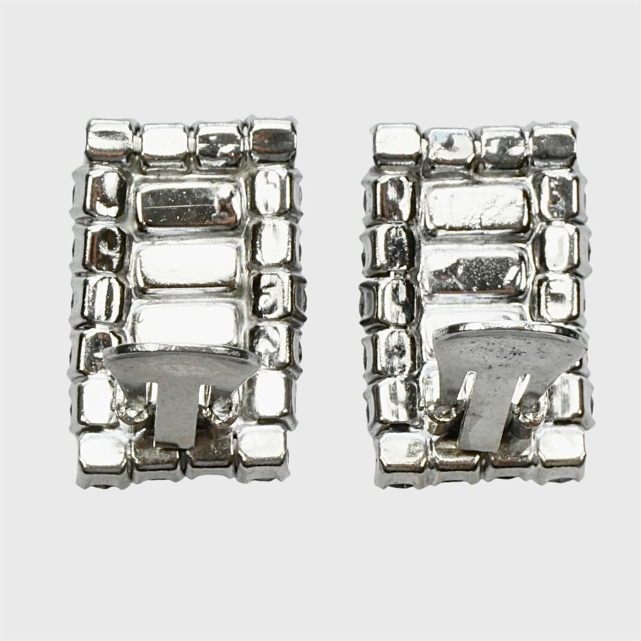 Orecchini a clip placcati in argento con strass sfaccettati, circa anni '50 In condizioni buone in vendita a London, GB