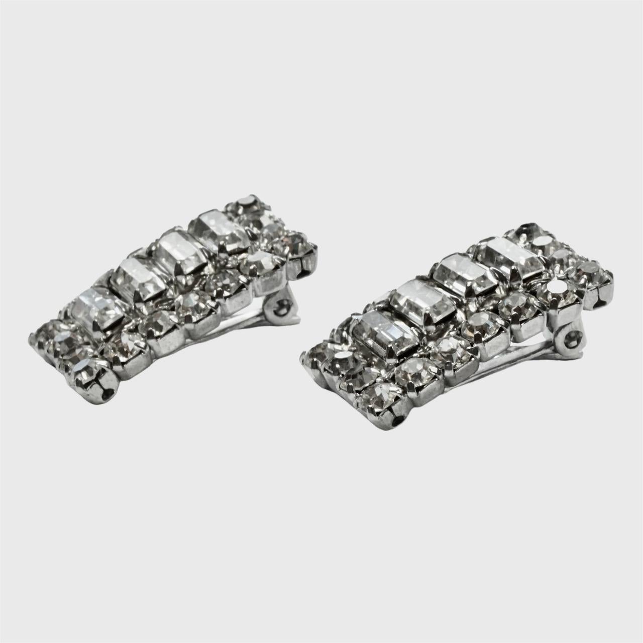 da uomo o donna Orecchini a clip placcati in argento con strass sfaccettati, circa anni '50 in vendita