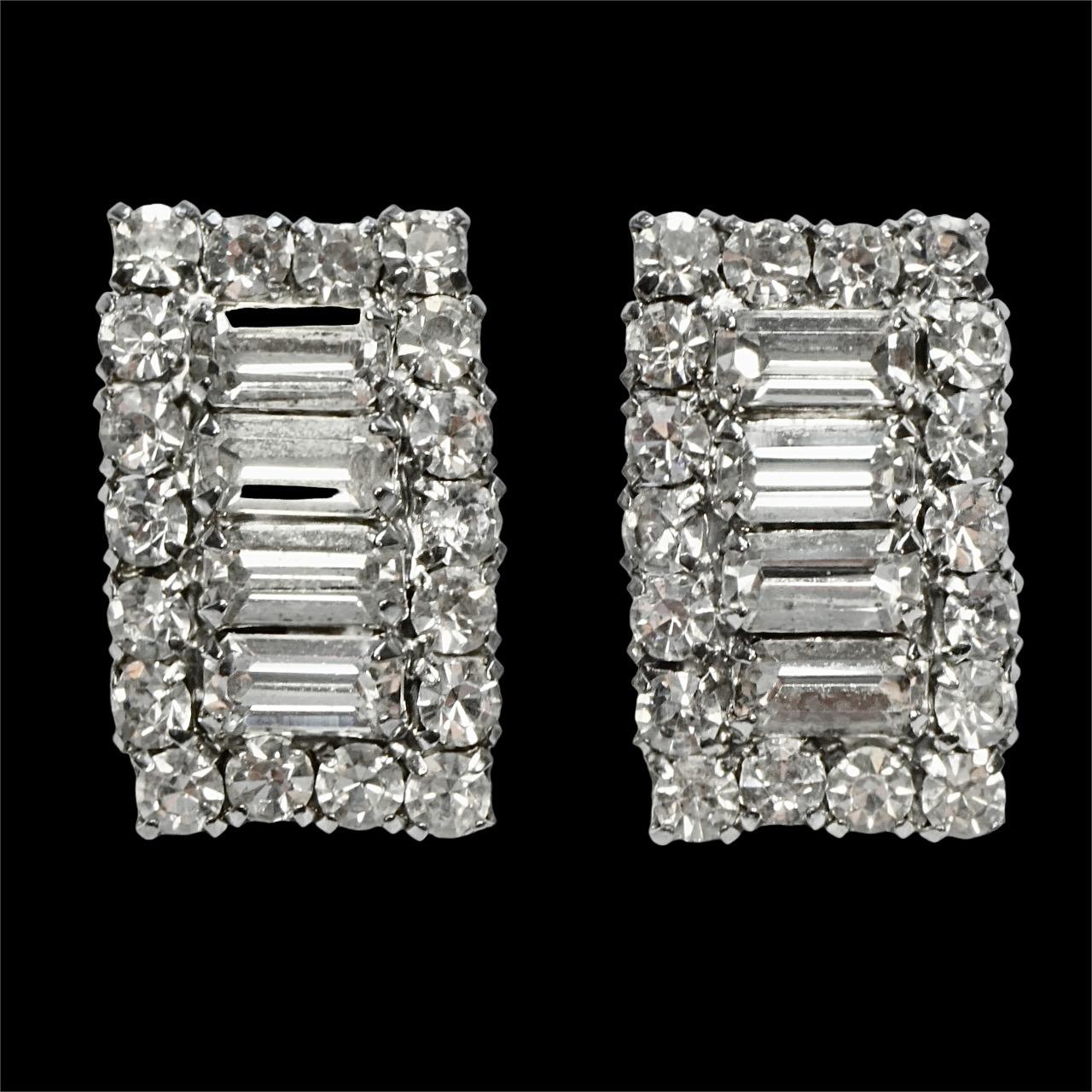 Orecchini a clip placcati in argento con strass sfaccettati, circa anni '50 in vendita 1