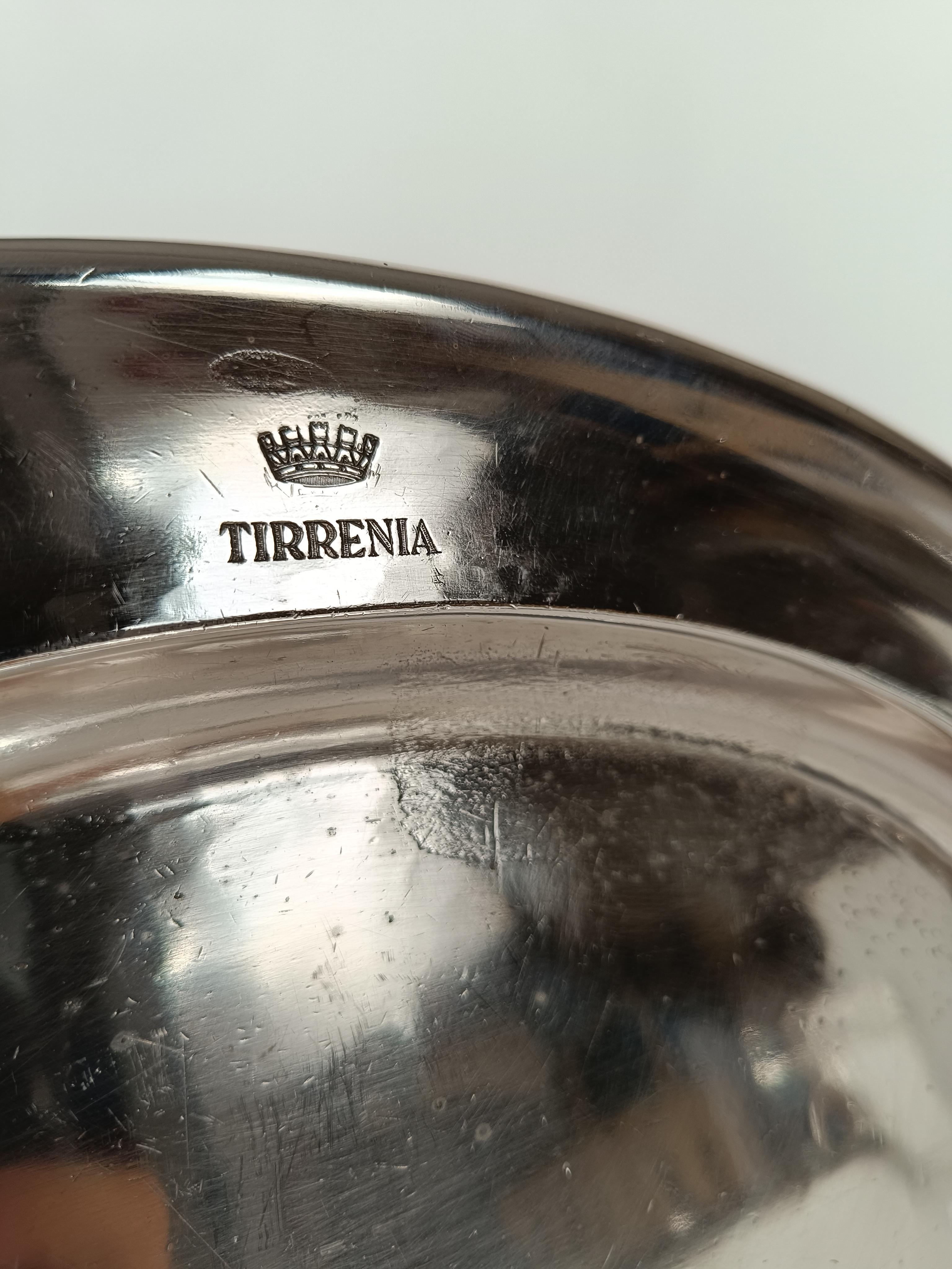  Un pezzo classico e al giorno d'oggi insolito per apparecchiare la tua tavola, ma anche un oggetto da collezione nautico.
Si tratta di una cloche rotonda in E.P.S. argentato prodotta tra gli anni '30 e '40 dalla storica fabbrica austriaca Art.Krupp