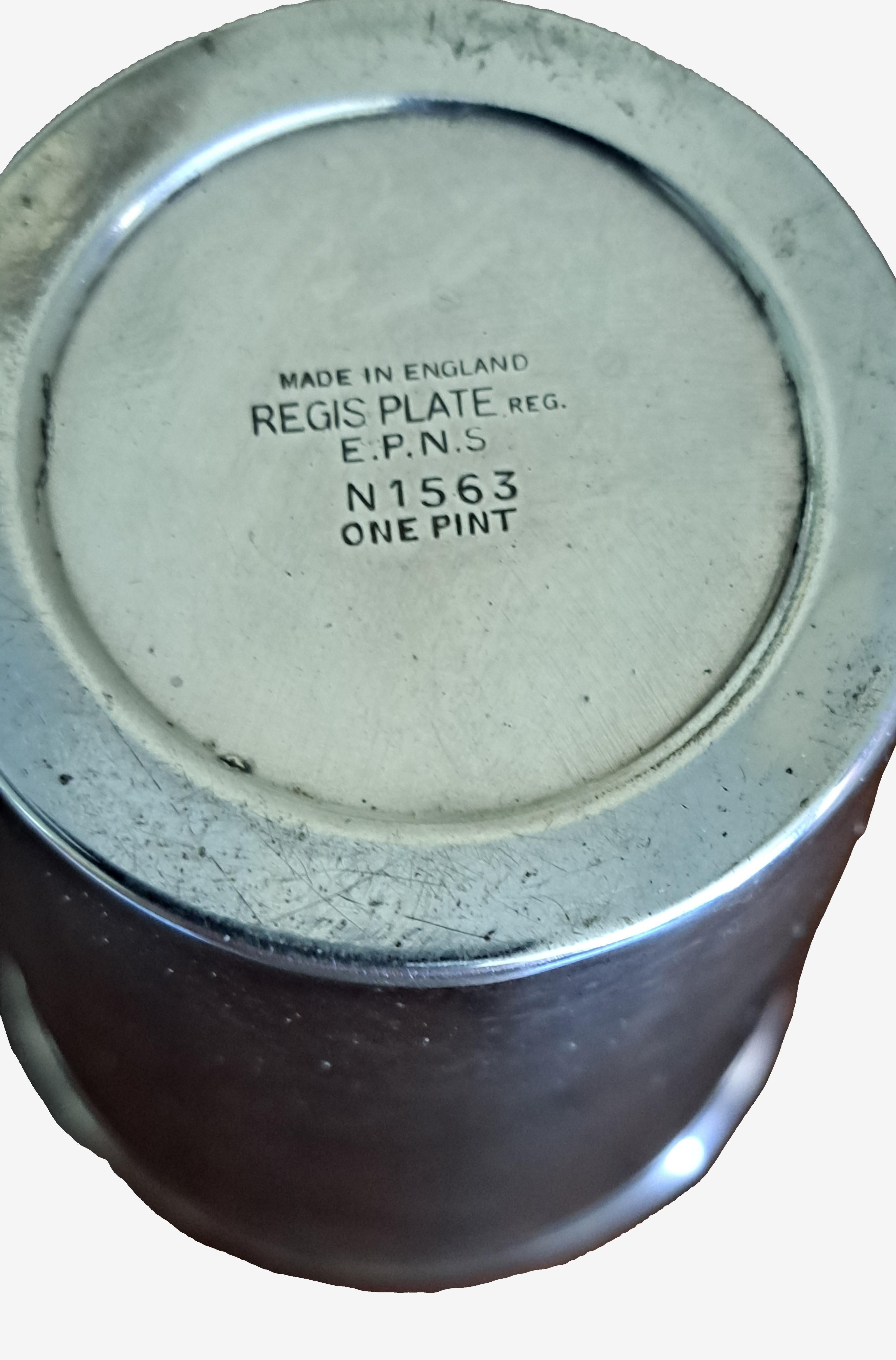 Uno shaker da cocktail in argento placcato e.N.S.A., risalente al periodo dell'Art Déco.
In condizioni generali molto buone  senza danni/ammaccature. Solo lievi/minimi appannamenti e graffi superficiali, come ci si può aspettare da un oggetto di