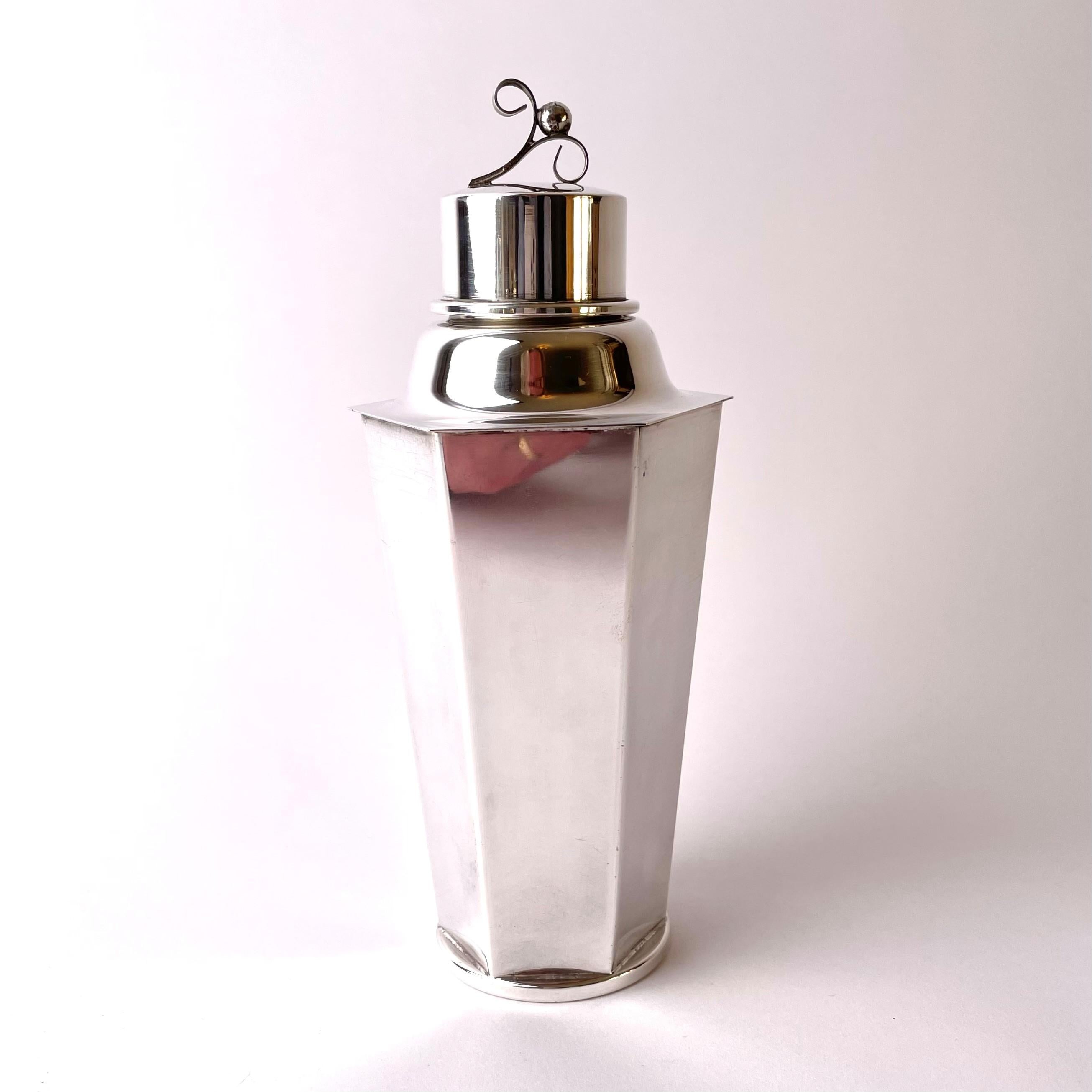 Silver-plated cocktail shaker in Swedish Grace from the 1920s. The cocktail shaker is designed in a sophisticated style, so typical of Swedish Grace.

Wear consistent with age and use.