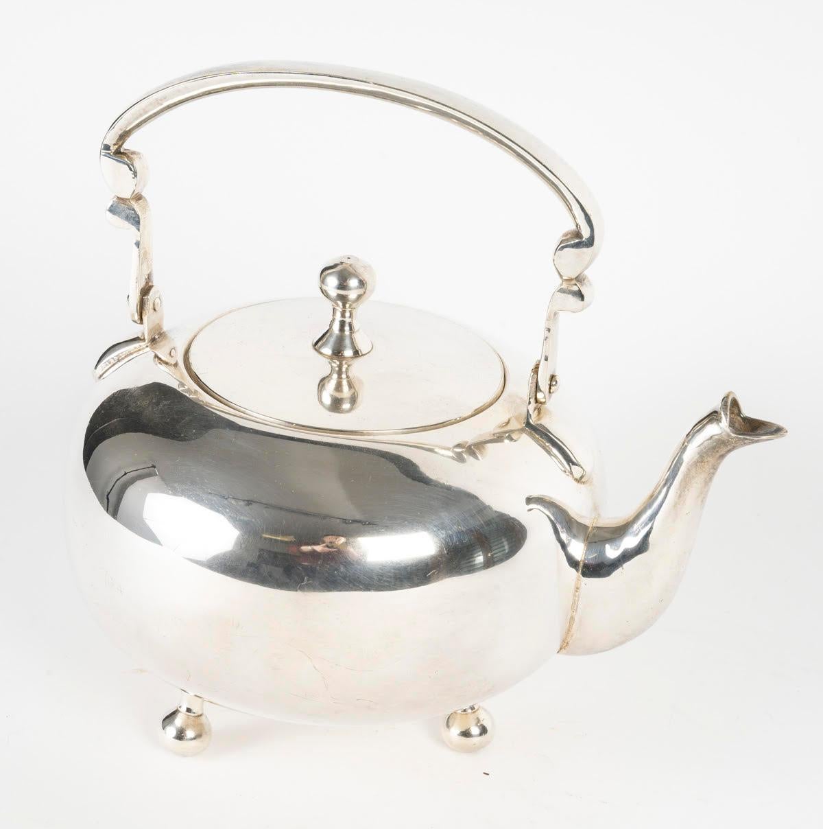 Cafetière en métal argenté, 20e siècle.

Cafetière Art déco du 20e siècle en métal argenté.
H : 18cm, L : 19cm, P : 15cm