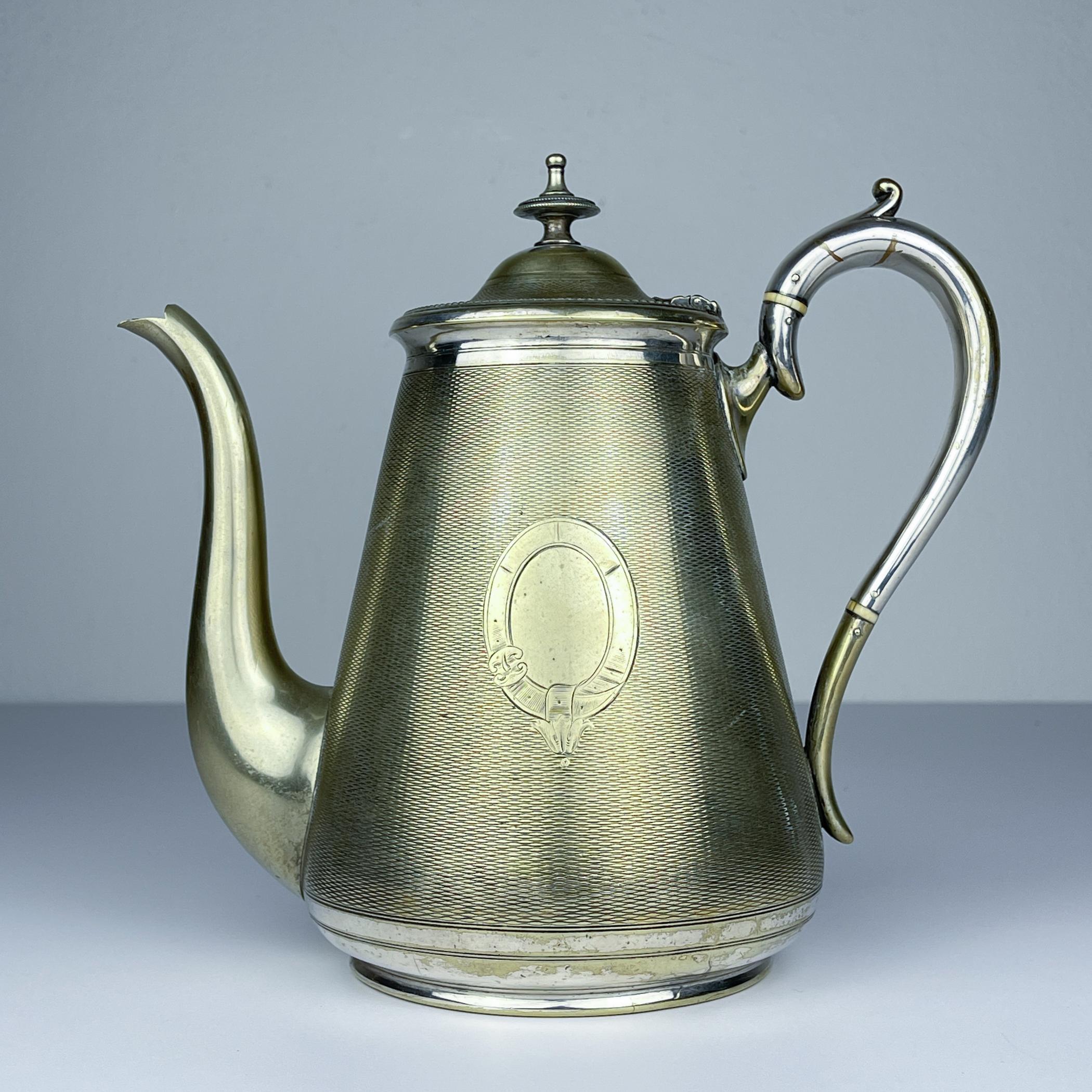 Antike versilberte Kaffeekanne von BENETFINK&Co, Cheapside London, England.
Benetfink & Co. Das Unternehmen war in der zweiten Hälfte des 19. und Anfang des 20. Jahrhunderts in London tätig und produzierte und verkaufte hochwertiges Geschirr,