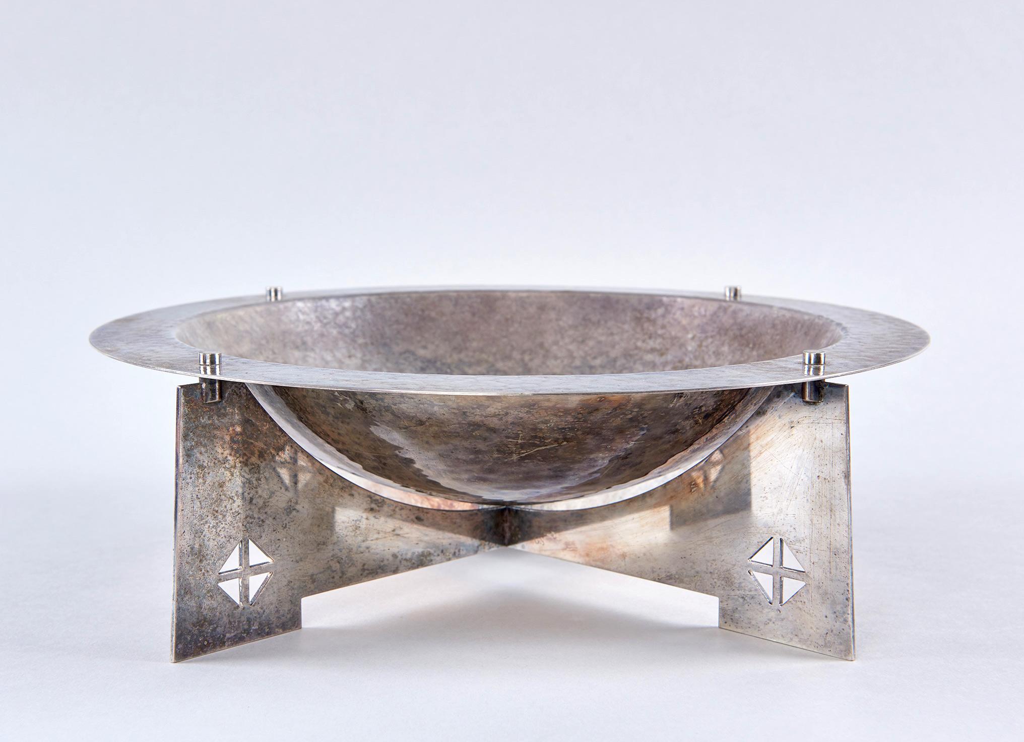 When, in 1988, this silver plated bowl was designed by New York Five architect Charles Gwathmey and Robert Siegel for Swid Powell, it evoked the Aesthetic Movement of the turn-of-the-century just as powerfully as it today evokes the Post-Modernism