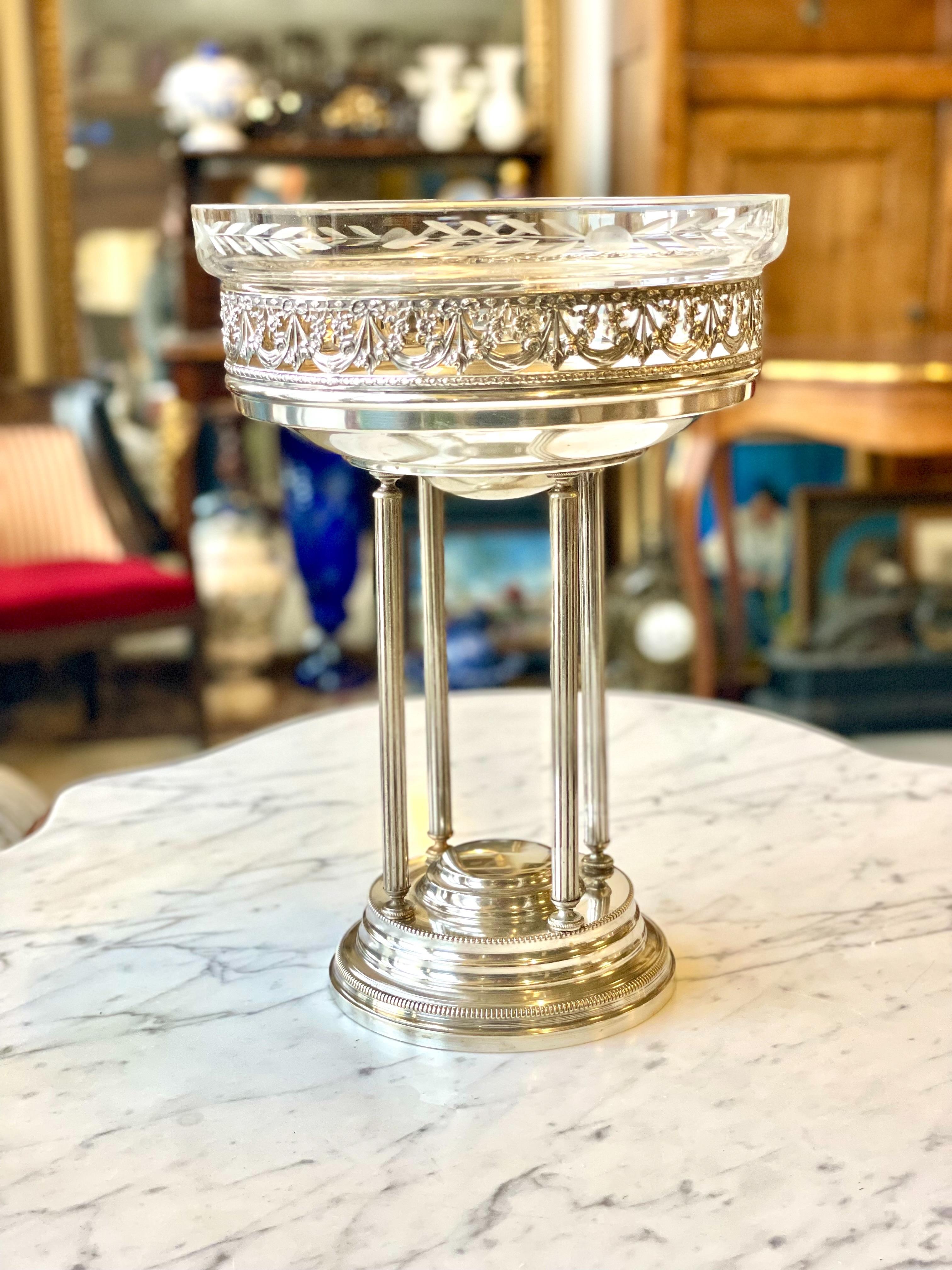 Dieser exquisite französische Tafelaufsatz verkörpert die Opulenz und Raffinesse des späten 19. Jahrhunderts und wurde im neoklassischen Empire-Stil gefertigt. Die Struktur verfügt über einen wunderschön detaillierten versilberten Sockel mit