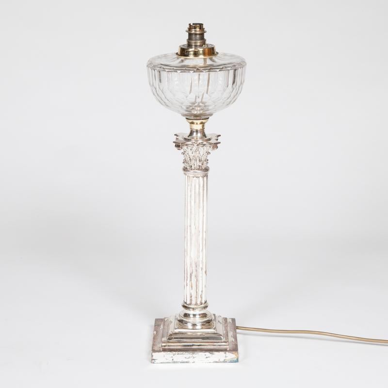 Versilberte korinthische Säulen-Tischlampe aus geschliffenem Glas und Patent von Messenger, früher eine Öllampe, jetzt auf Elektrizität umgestellt. 

Von Samuel S Messenger & Sons aus Birmingham.