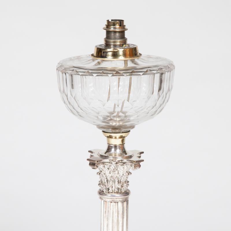 Anglais Lampe de bureau à colonne corinthienne en métal argenté et verre taillé