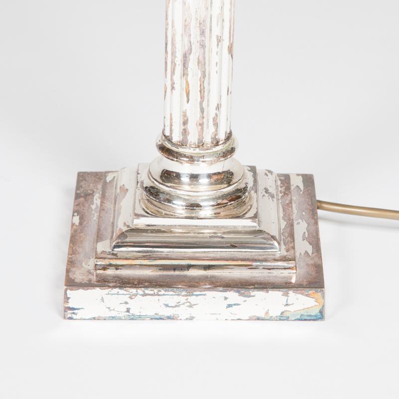 Lampe de bureau à colonne corinthienne en métal argenté et verre taillé Bon état à London, GB