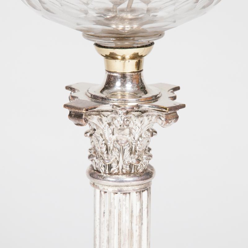 XIXe siècle Lampe de bureau à colonne corinthienne en métal argenté et verre taillé