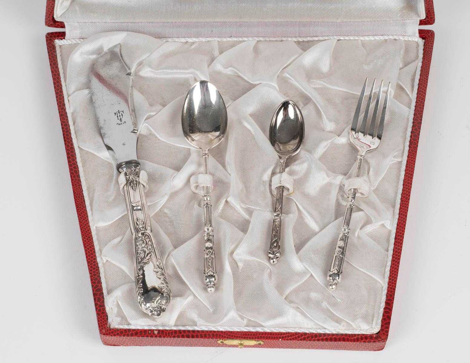 Set di posate d'argento per un bambino, XIX secolo, periodo Napoleone III.

Un set di posate per bambini in argento del periodo di Napoleone III in un astuccio, XIX secolo.
H: 4cm, L: 25cm, P: 21.5cm