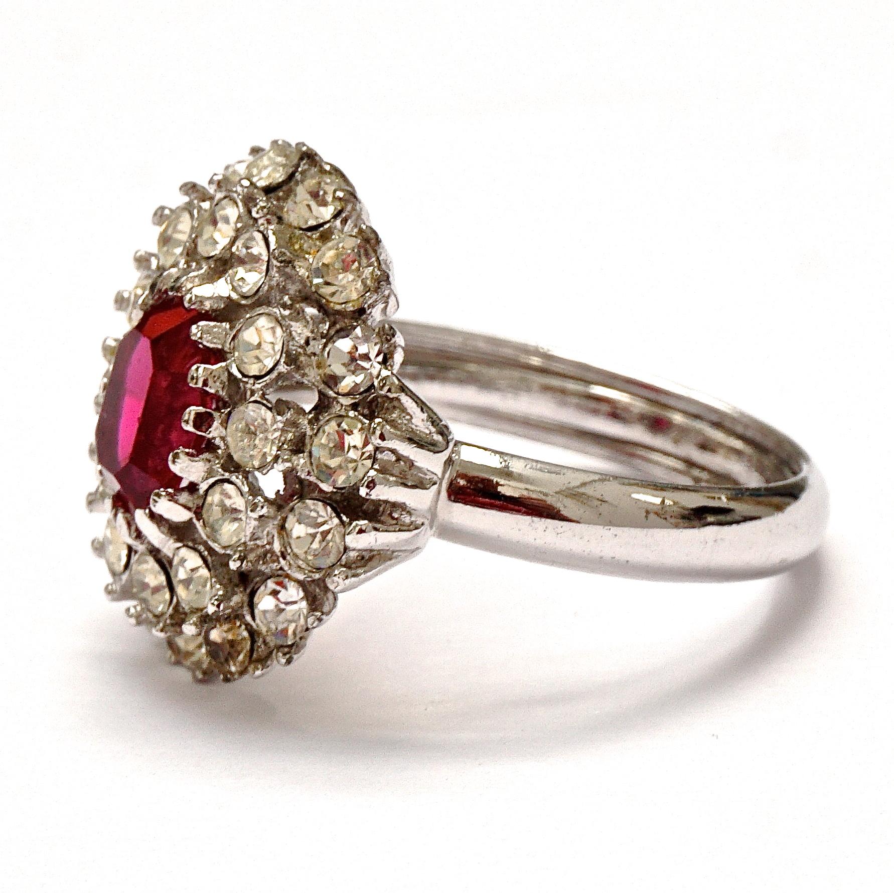 Versilberter dunkelrosa und klarer Strass-Cluster-Ring im Zustand „Gut“ im Angebot in London, GB