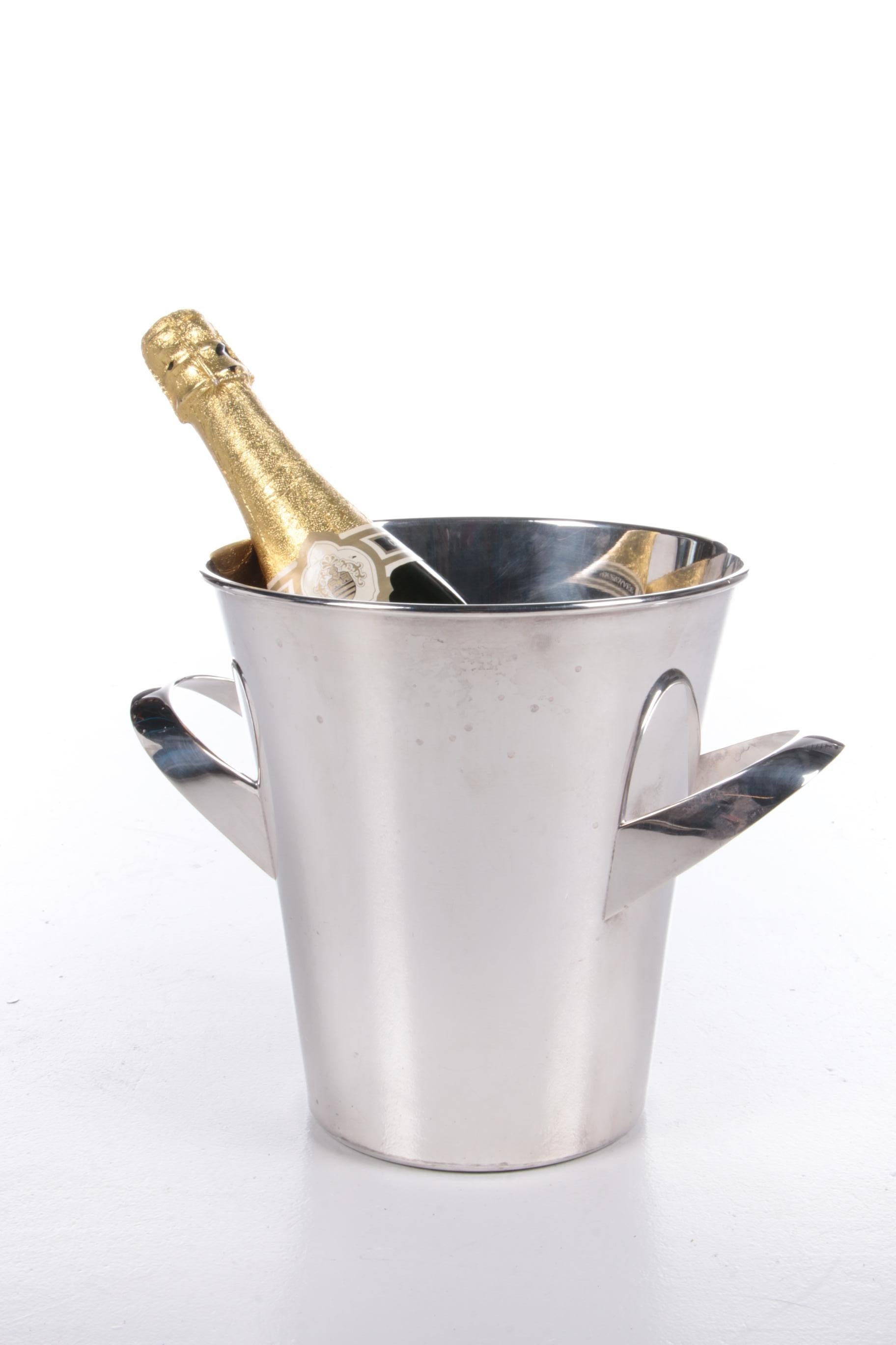 This beautiful silver plated wine champagne cooler is a real elegant classic.

The design is by Kurt Mayer from 1953 for the company WMF.

A unique item to have at home and fits into any interior!

The cooler is of very high quality.1 Sustainable:
