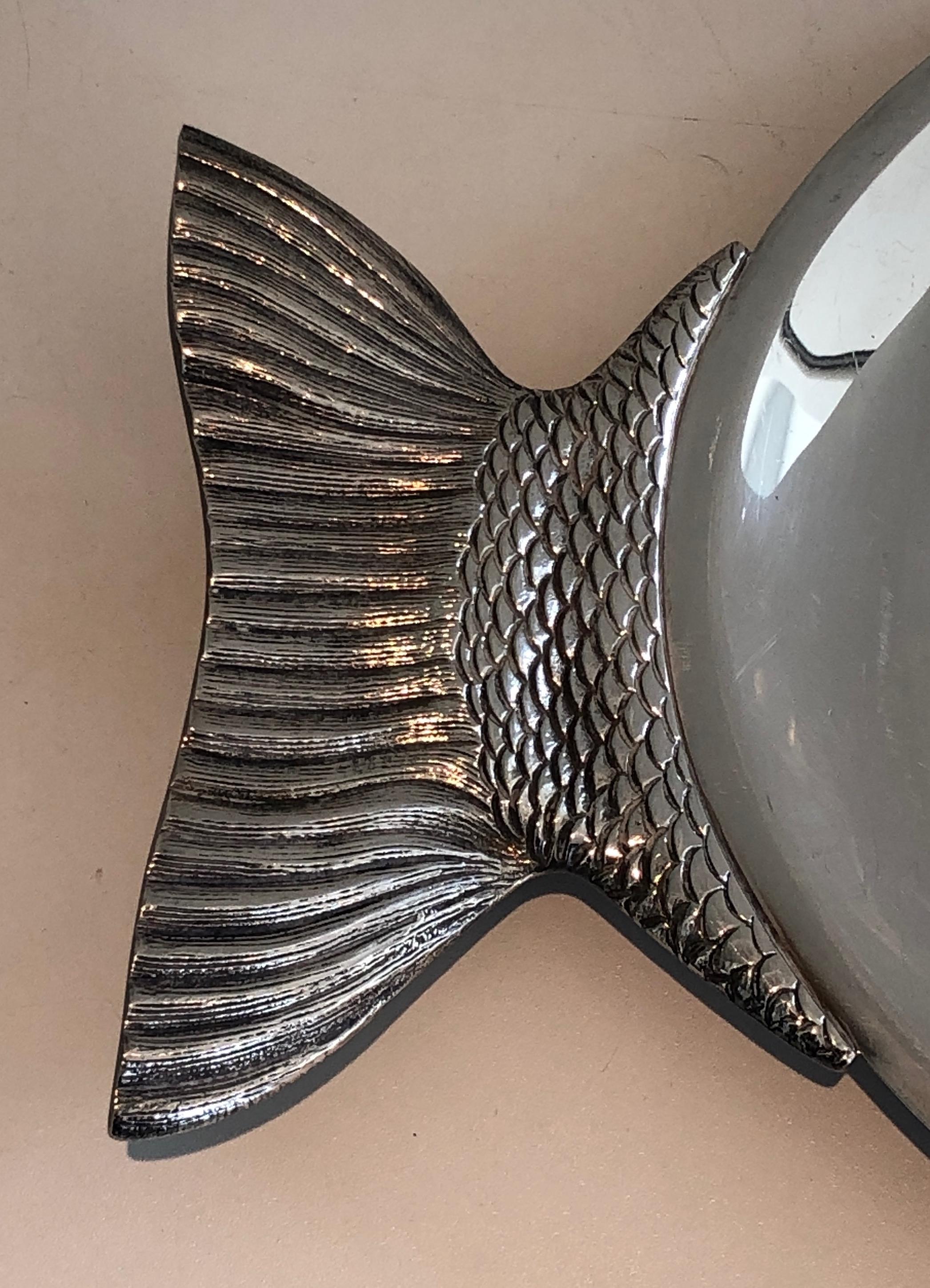 Mid-Century Modern Plat en métal argenté représentant un poisson, œuvre française, vers 1970 en vente