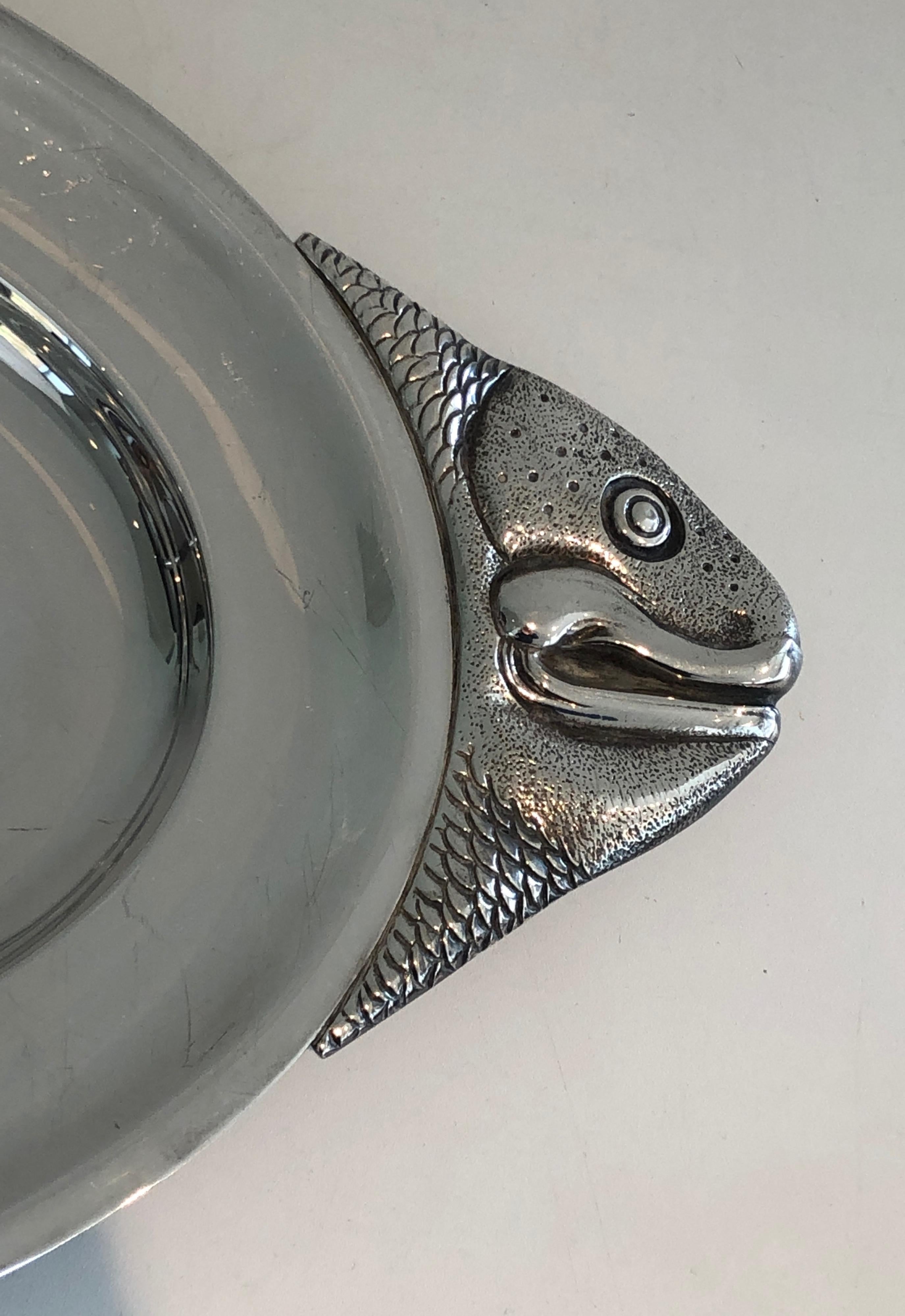 Métal Plat en métal argenté représentant un poisson, Œuvre française, vers 1970 en vente