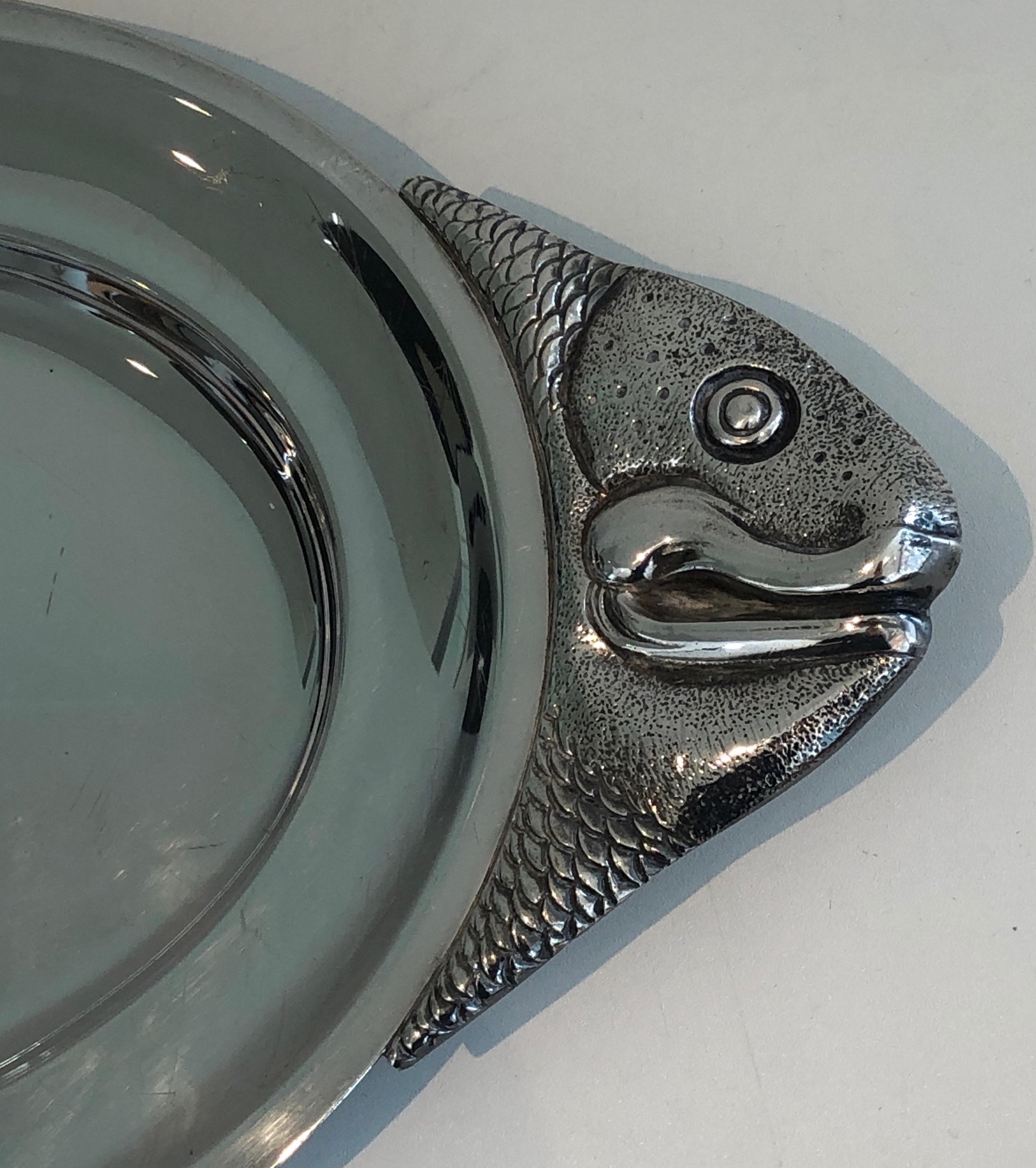 Plat en métal argenté représentant un poisson, Œuvre française, vers 1970 en vente 1