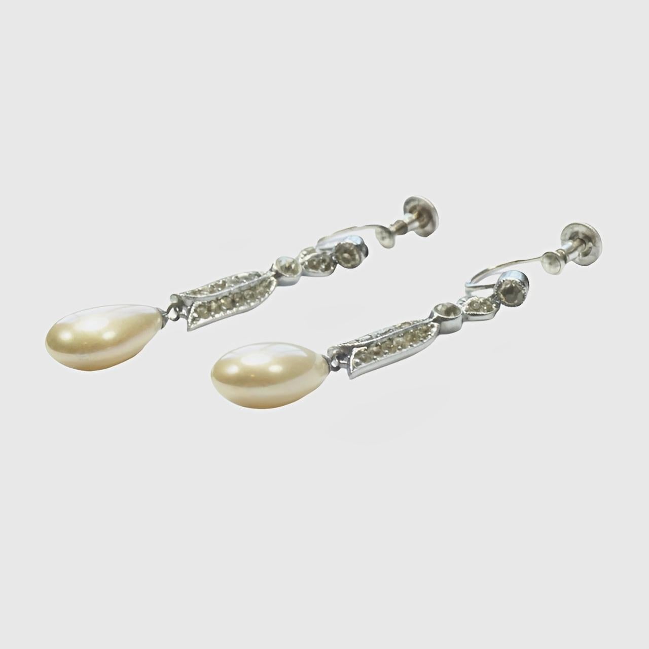 Pendientes de gota plateados con perlas de imitación color crema y brillantes circa años 30 Art Decó en venta