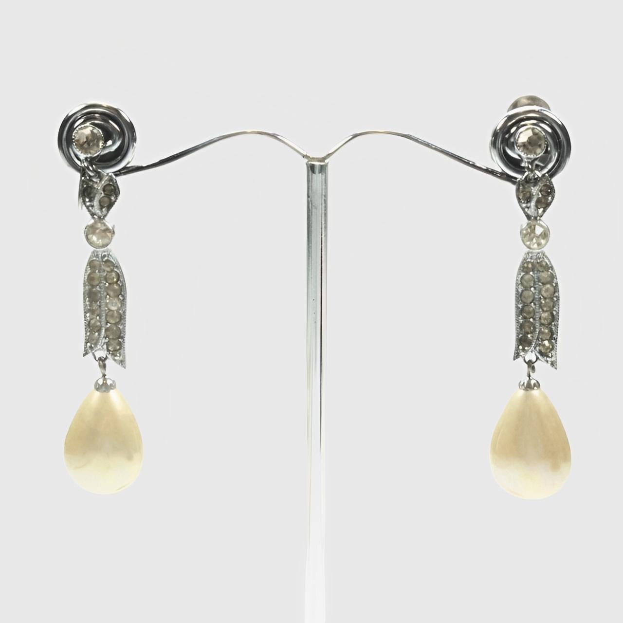 Pendientes de gota plateados con perlas de imitación color crema y brillantes circa años 30 en Bueno estado para la venta en London, GB