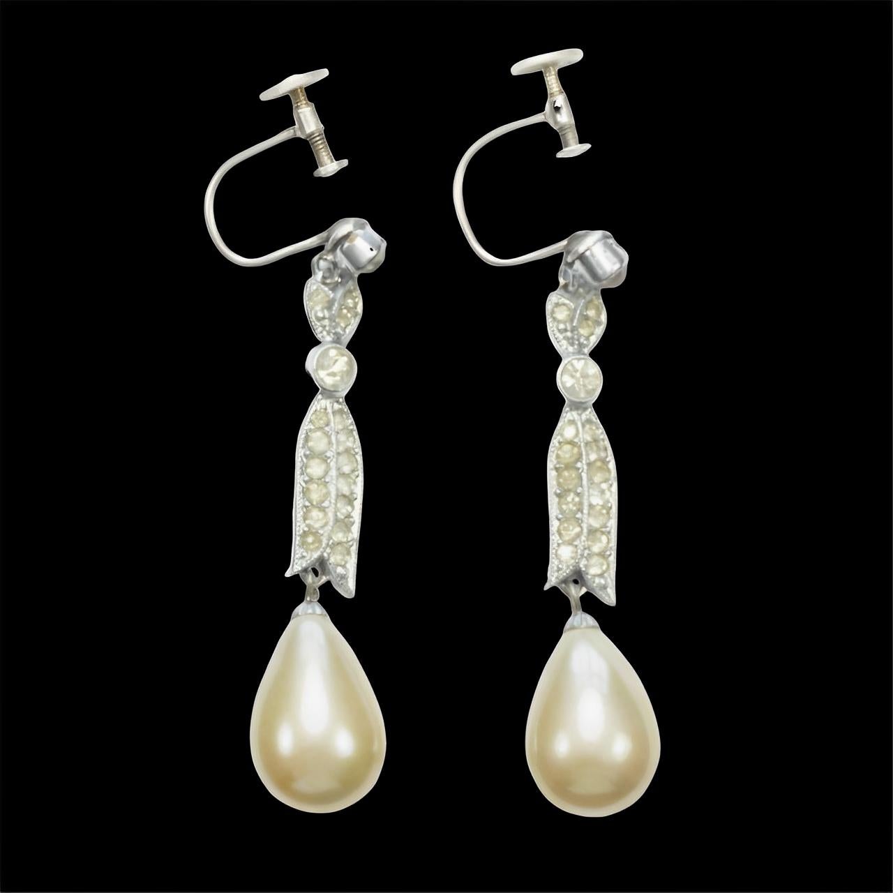 Pendientes de gota plateados con perlas de imitación color crema y brillantes circa años 30 en venta 2