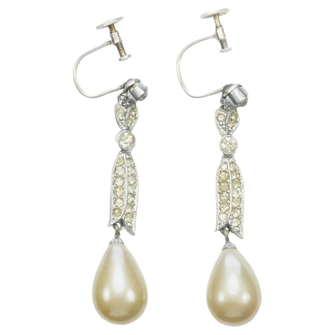 Pendientes de gota plateados con perlas de imitación color crema y brillantes circa años 30