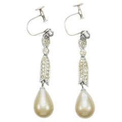 Pendants d'oreilles en plaqué argent avec fausses perles et strass de couleur crème, circa 1930