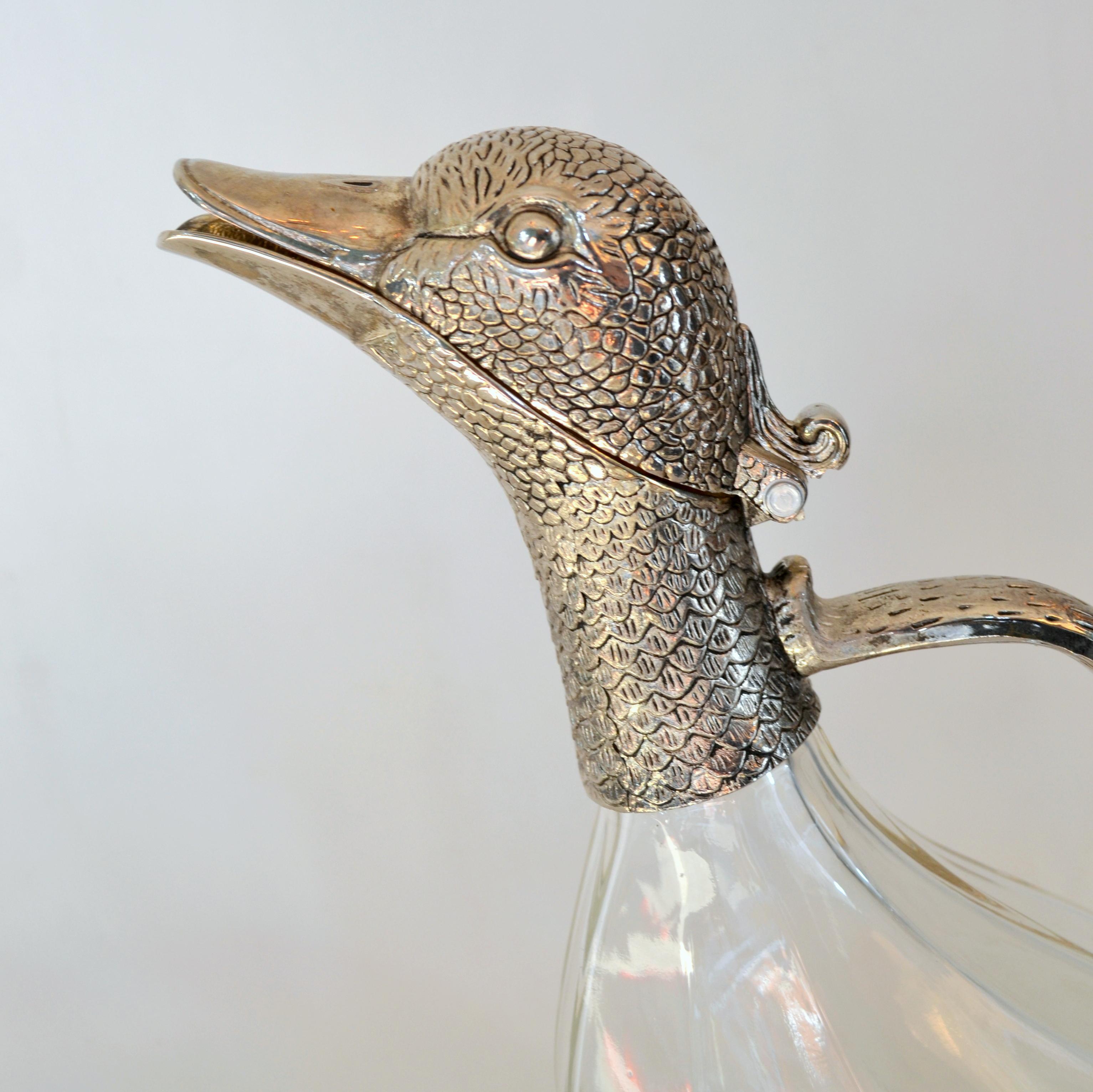 Classic duck decanter or carafe to air your wine holds approximate 100 cl of wine, water or whisky. The silver plated duck head opens up at a hinge to enable filling.
   