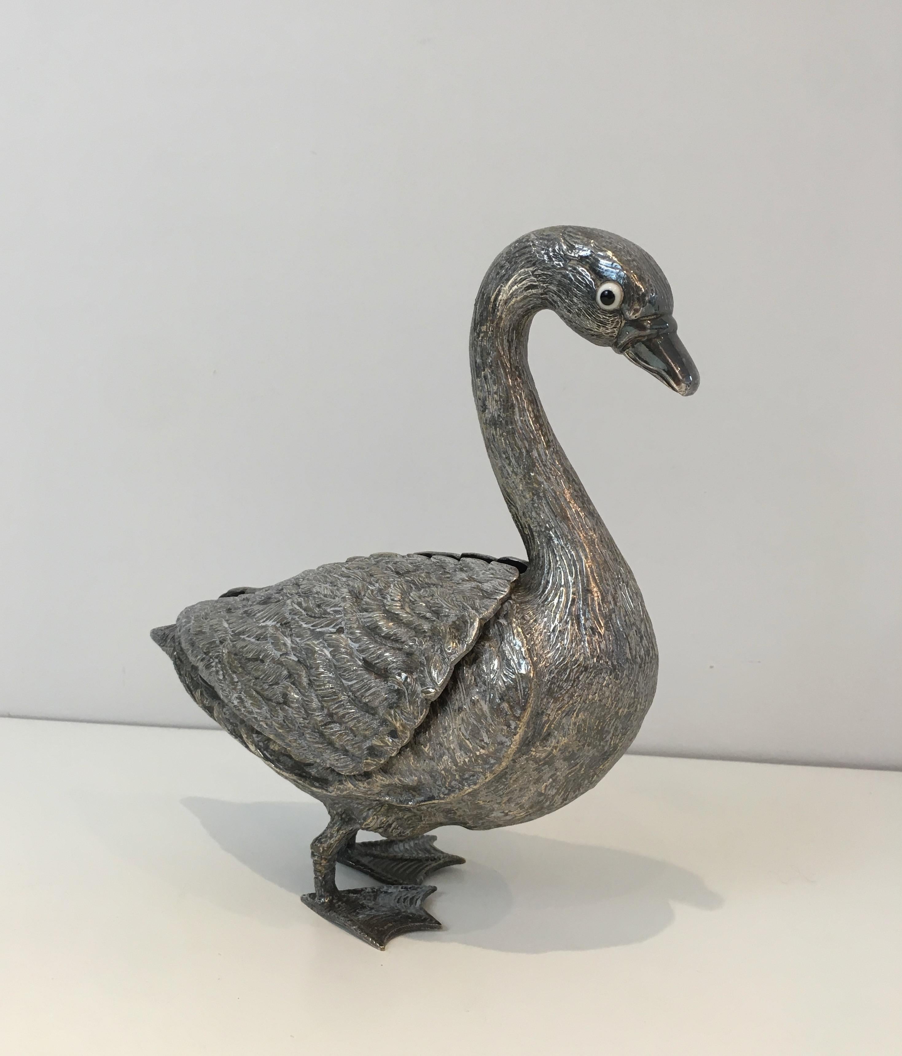 Diese ungewöhnliche neoklassische Ente, die mit ihren Flügeln eine Schachtel öffnet, ist ganz aus versilbertem Material mit Glasaugen. Es handelt sich um ein französisches Werk aus der Zeit um 1970.