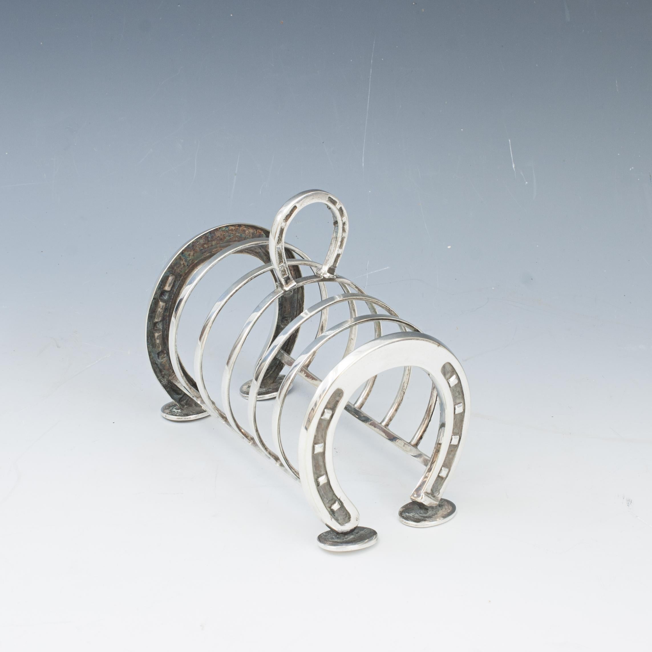 Novelty Equestrian Toast Rack.
A plated equestrian toast rack which can also be used as a letter rack or napkin holder. The five dividers allow for six pieces of toast. The two ends are in the form of horseshoes whilst the central divider has a