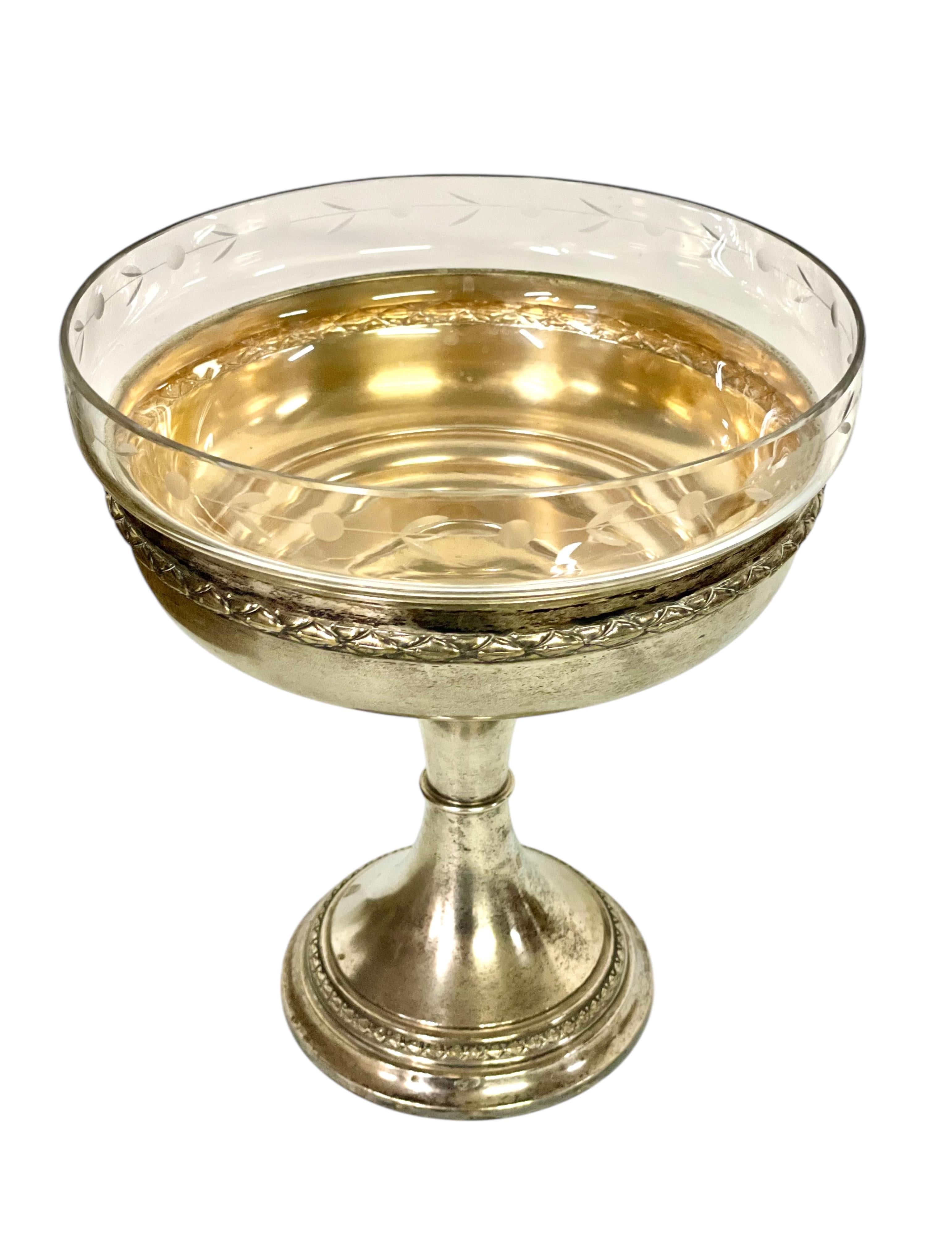 Diese raffinierte französische Schale mit Fuß aus der Zeit um 1880 ist ein schönes Beispiel für die Eleganz und Handwerkskunst des 19. Jahrhunderts. Der Sockel ist aus versilberter Bronze gefertigt, hat einen ausgestellten Sockel und ist mit einem