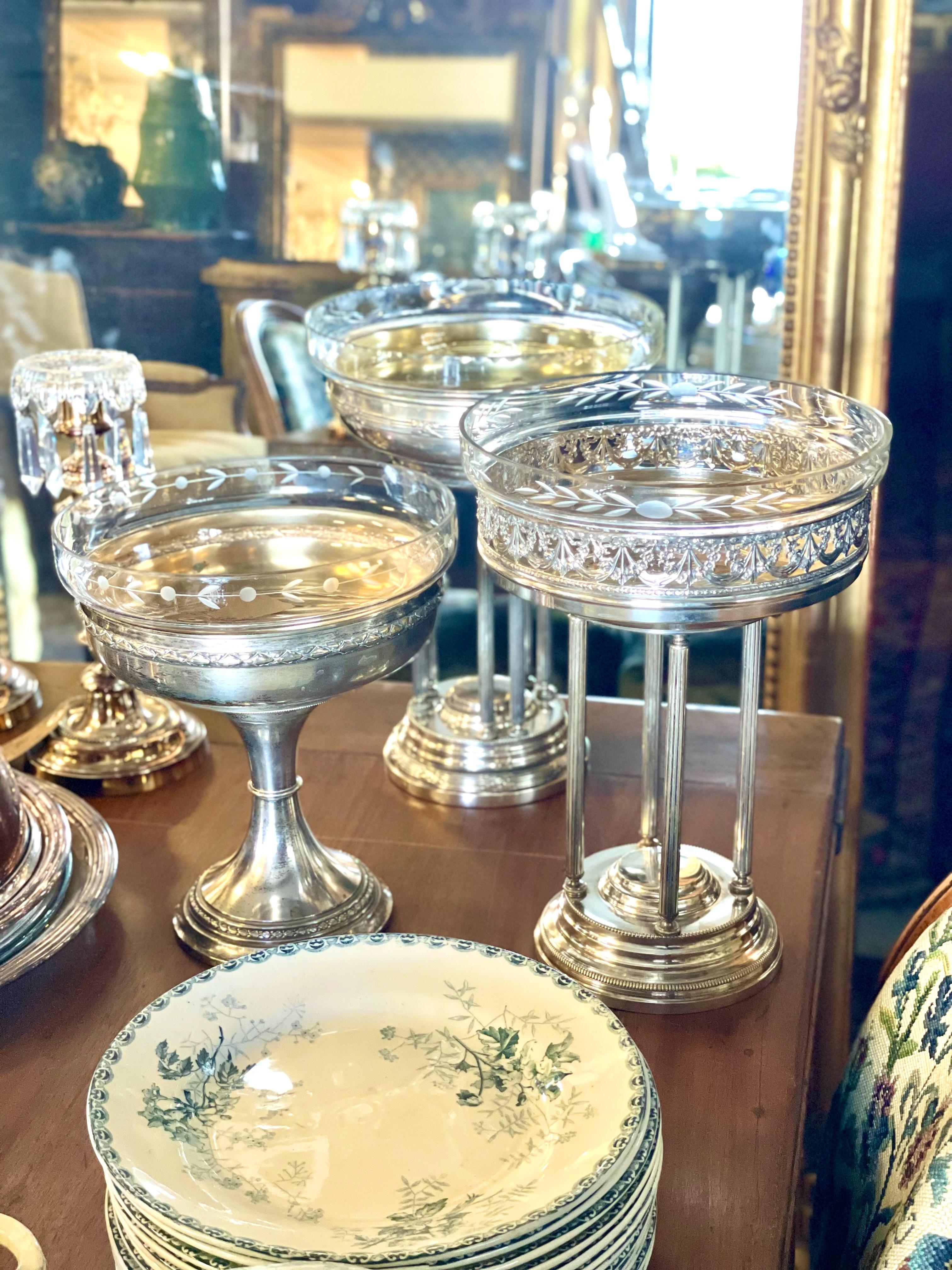 Versilberte und geätzte Schale mit Fuß aus Kristall, um 1880 im Angebot 1