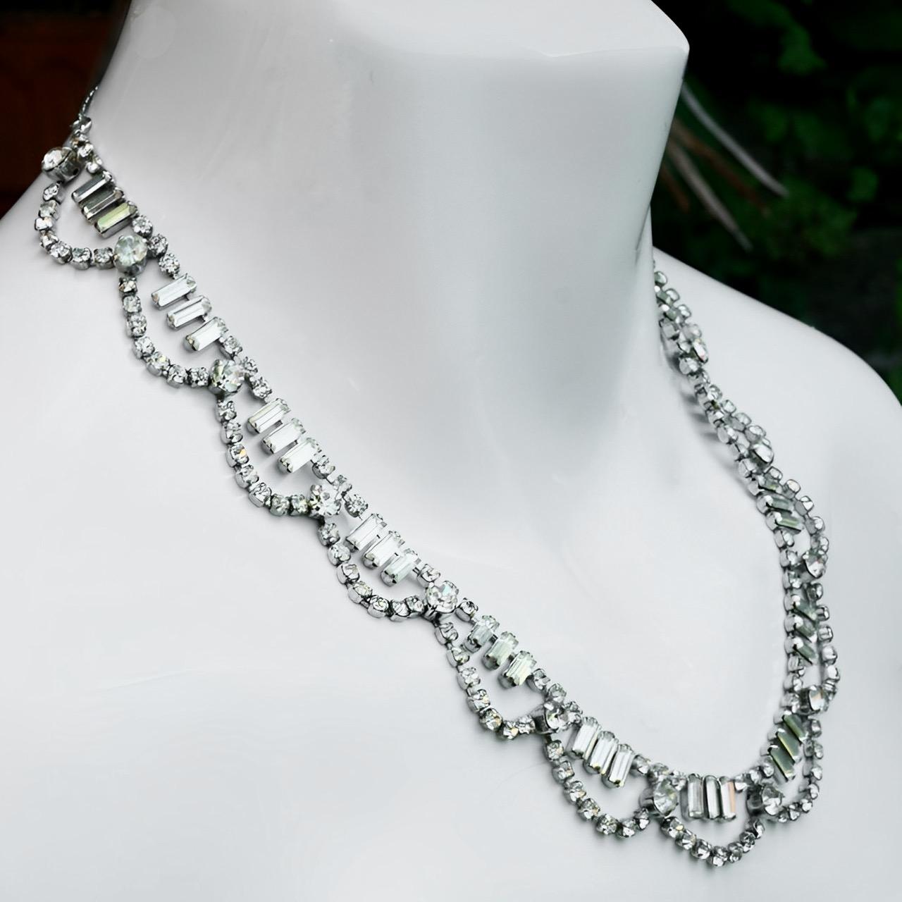 Collana con festone di strass placcata in argento, circa anni '50 In condizioni buone in vendita a London, GB