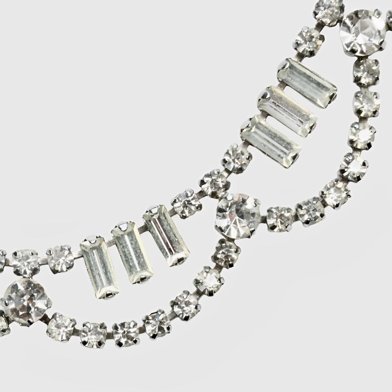 Collana con festone di strass placcata in argento, circa anni '50 in vendita 1