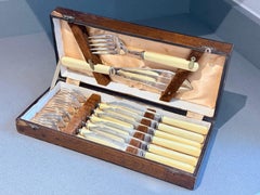 Versilbertes Fischbesteck-Set mit Griffen aus Kunstelfenbein, in antiker Schachtel