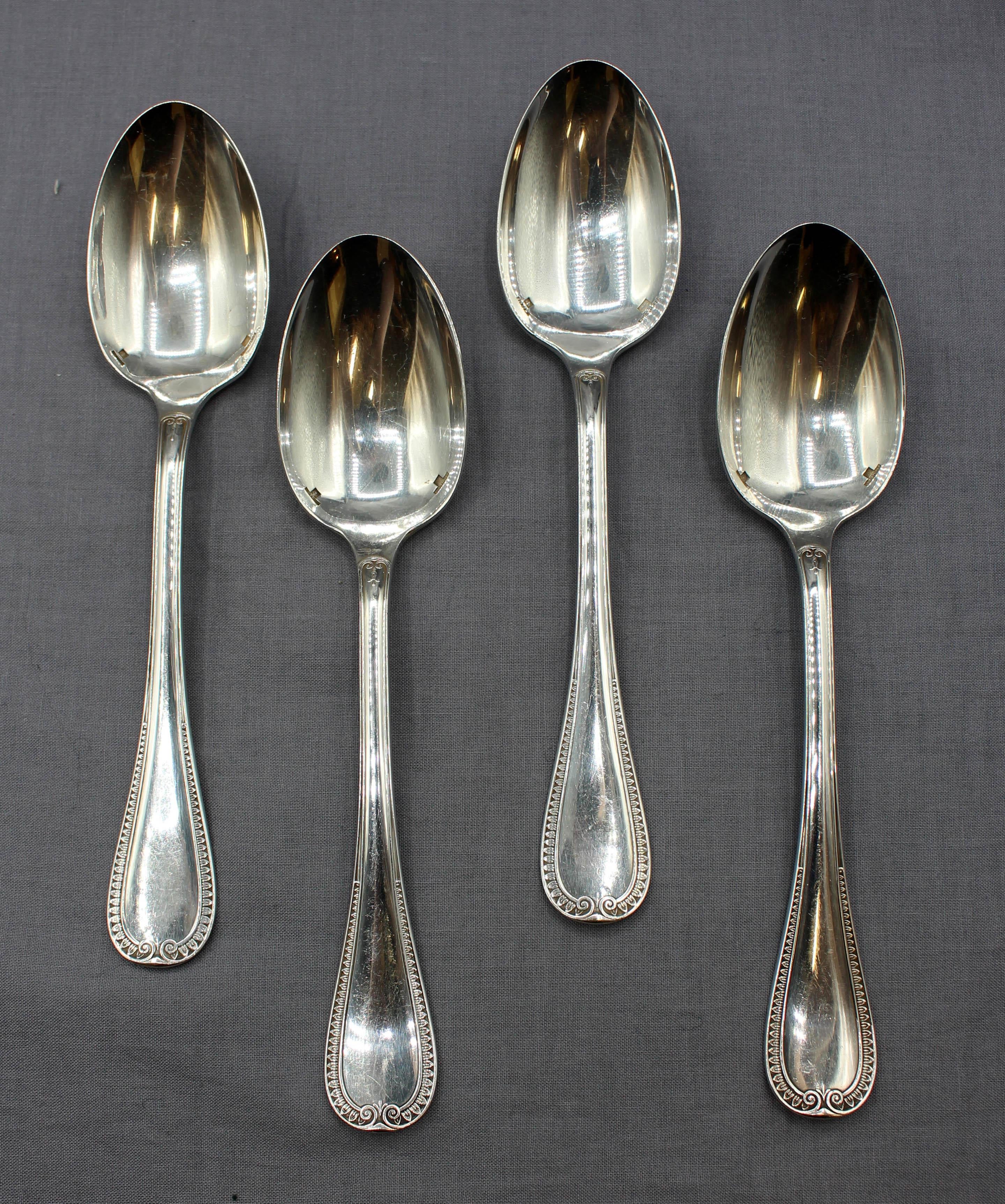 Vajilla vintage para 4 personas de Christofle Malmaison, francesa. 17 piezas: 4 cuchillos de mesa, 4 tenedores de mesa, 4 tenedores de ensalada/postre, 4 cucharas soperas/postre y 1 cucharilla. Cada pieza de plata chapada está totalmente