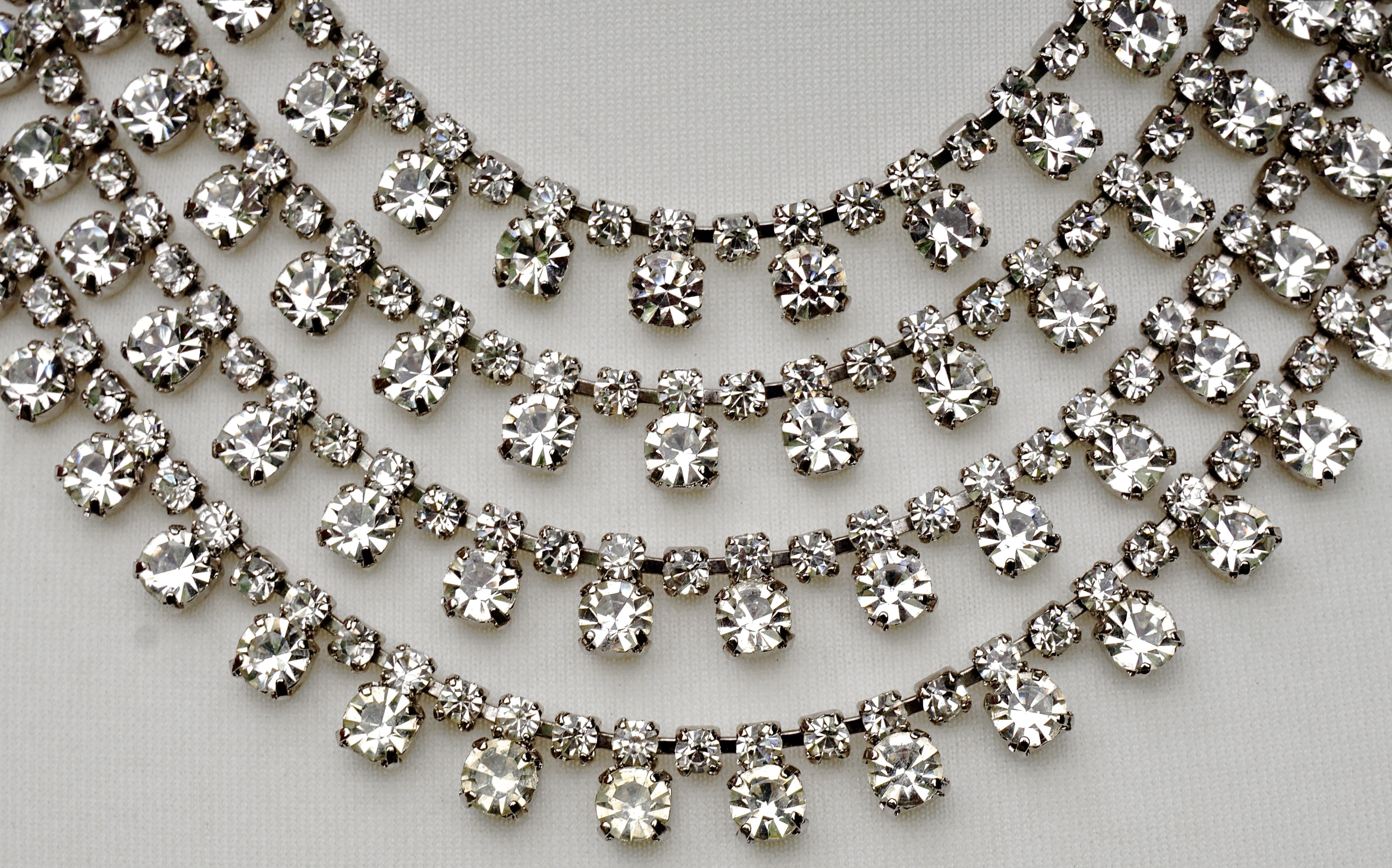 Collana con collare a quattro fili di strass placcata in argento, circa anni '50 In condizioni buone in vendita a London, GB