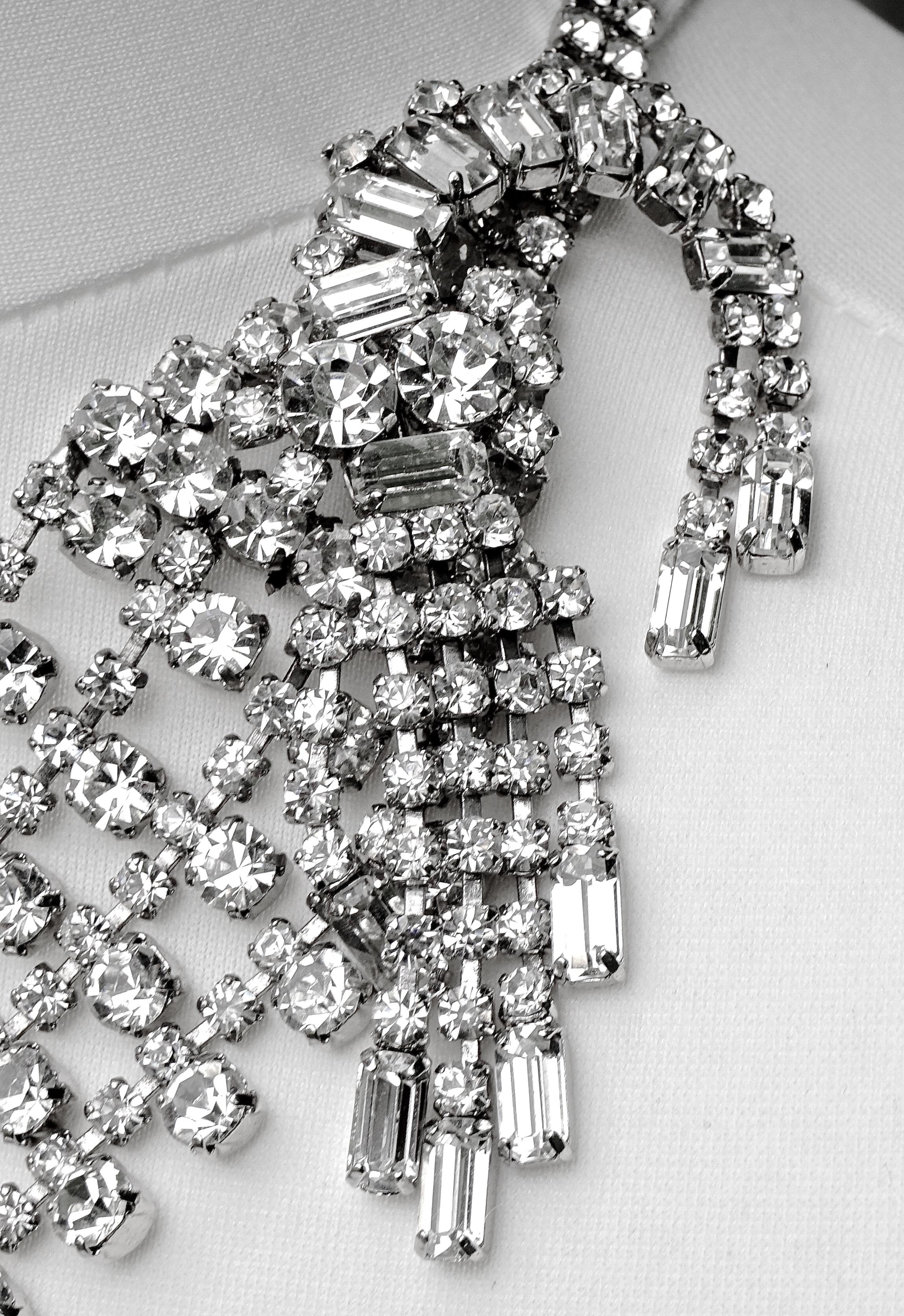 da uomo o donna Collana con collare a quattro fili di strass placcata in argento, circa anni '50 in vendita