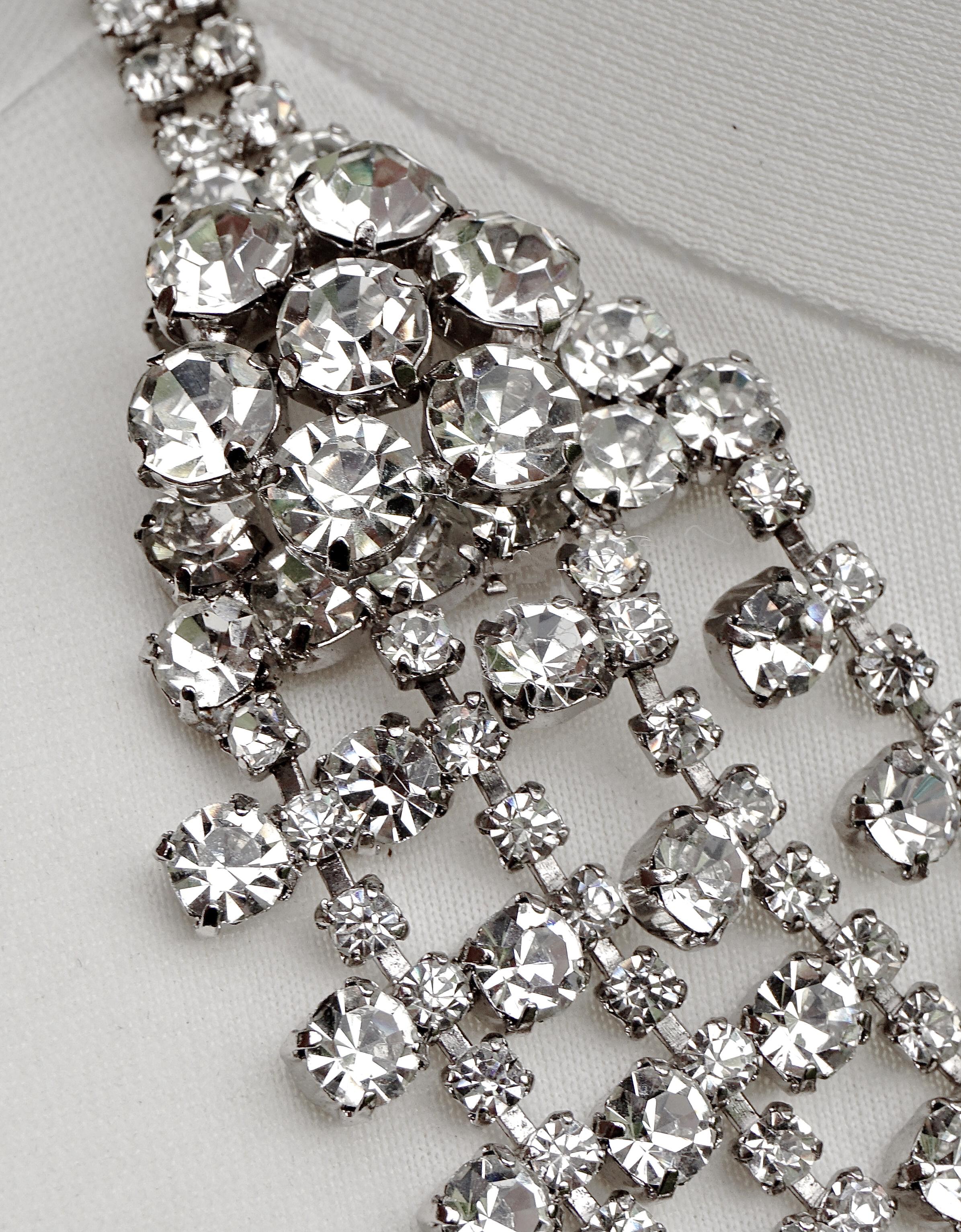 Collana con collare a quattro fili di strass placcata in argento, circa anni '50 in vendita 1