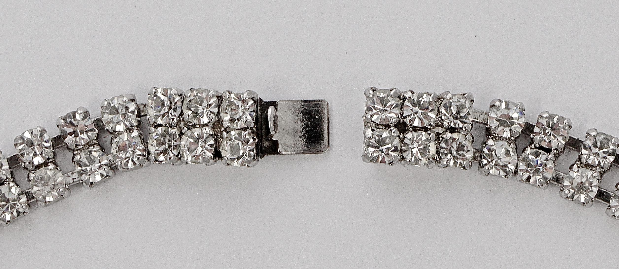 Collana con collare a quattro fili di strass placcata in argento, circa anni '50 in vendita 3