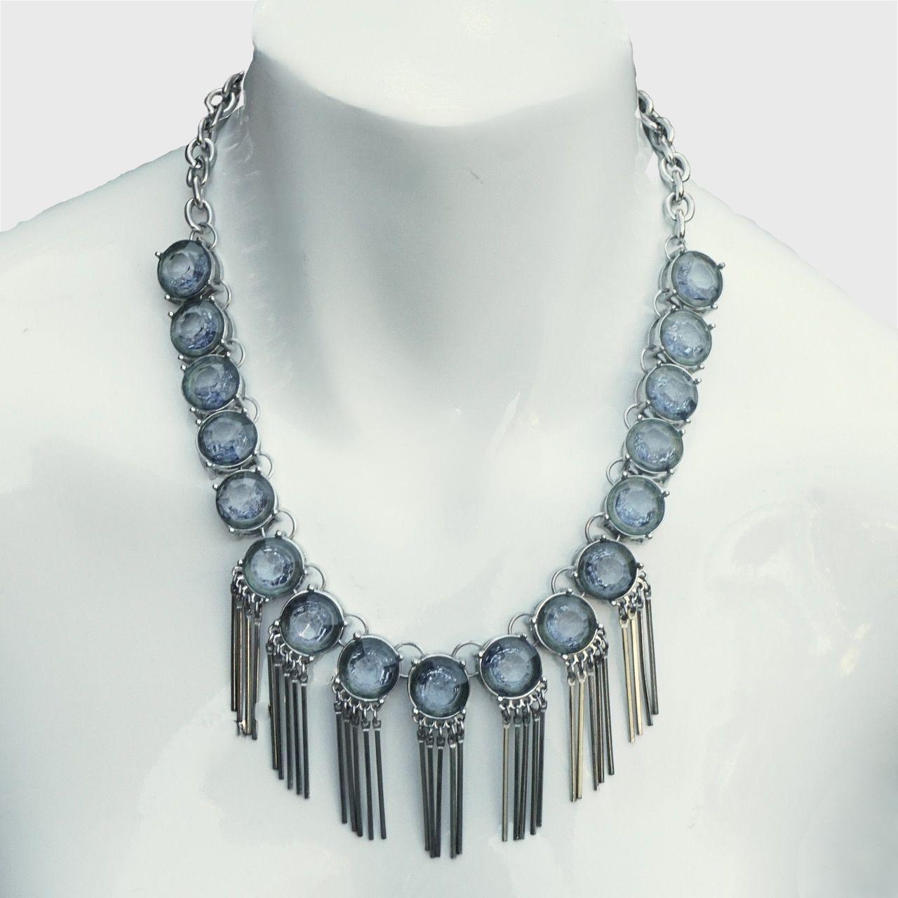 Splendida collana con gocce a frangia placcate in argento, con pietre di vetro crepla blu....

Lunghezza della collana 45,5 cm, più un'estensione di 7,5 cm. Le perle di vetro hanno un diametro di 1,3 cm.

Questa è un'elegante e insolita collana in